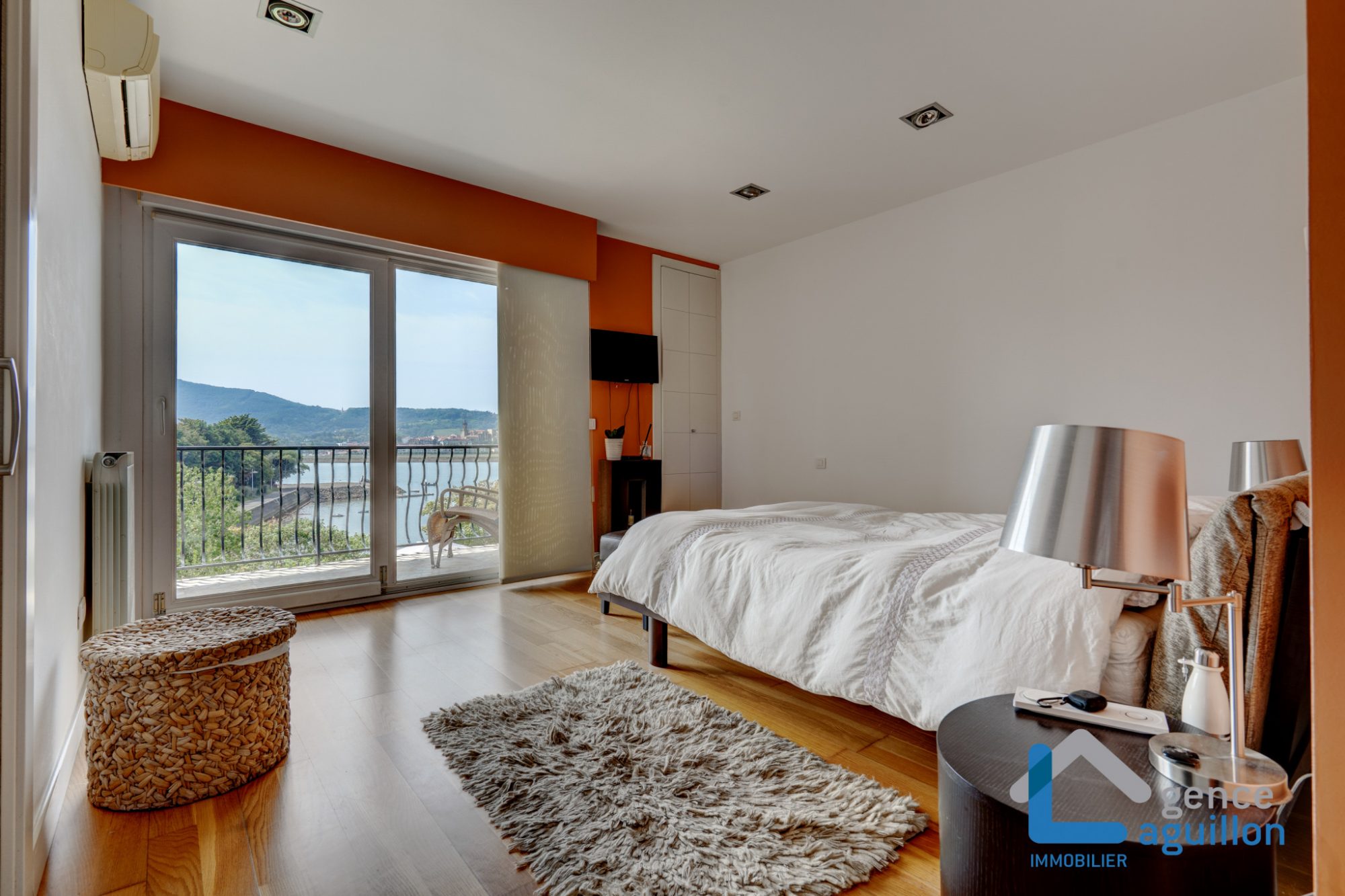 IMPRESIONANTES vistas a Fuenterrabia y bahia de Txingudy!Villa individual con piscina climatizada en parcela de 1810m2.Tes sorprendera!!! 