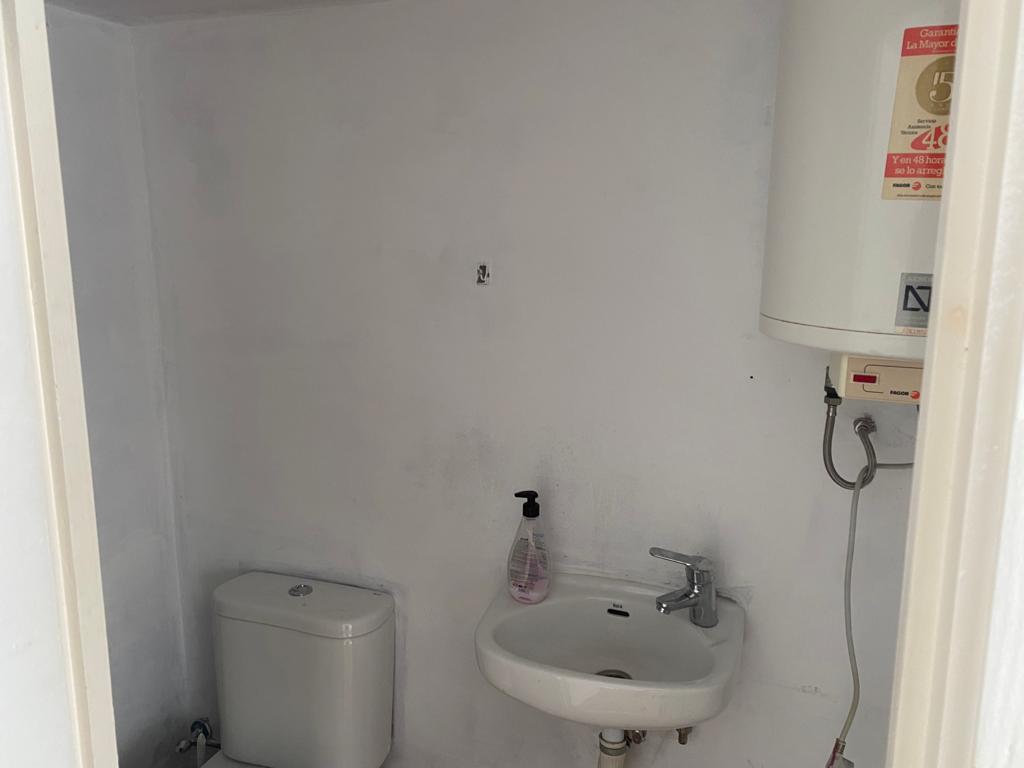 En Luis Mariano, Coqueto local a pie de calle de 30m2+ 20 de altillo ideal despacho o para almacenar. Ultima actividad tatuajes! Informate!!