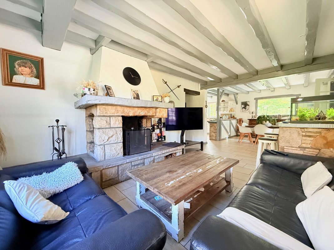 En Biriatou, Villa estilo basque con piscina climatizada! Parcela arbolada de 2918m2.Acceso a autopista y frontera a proximidad.Te encantara!! Ven a visitarla