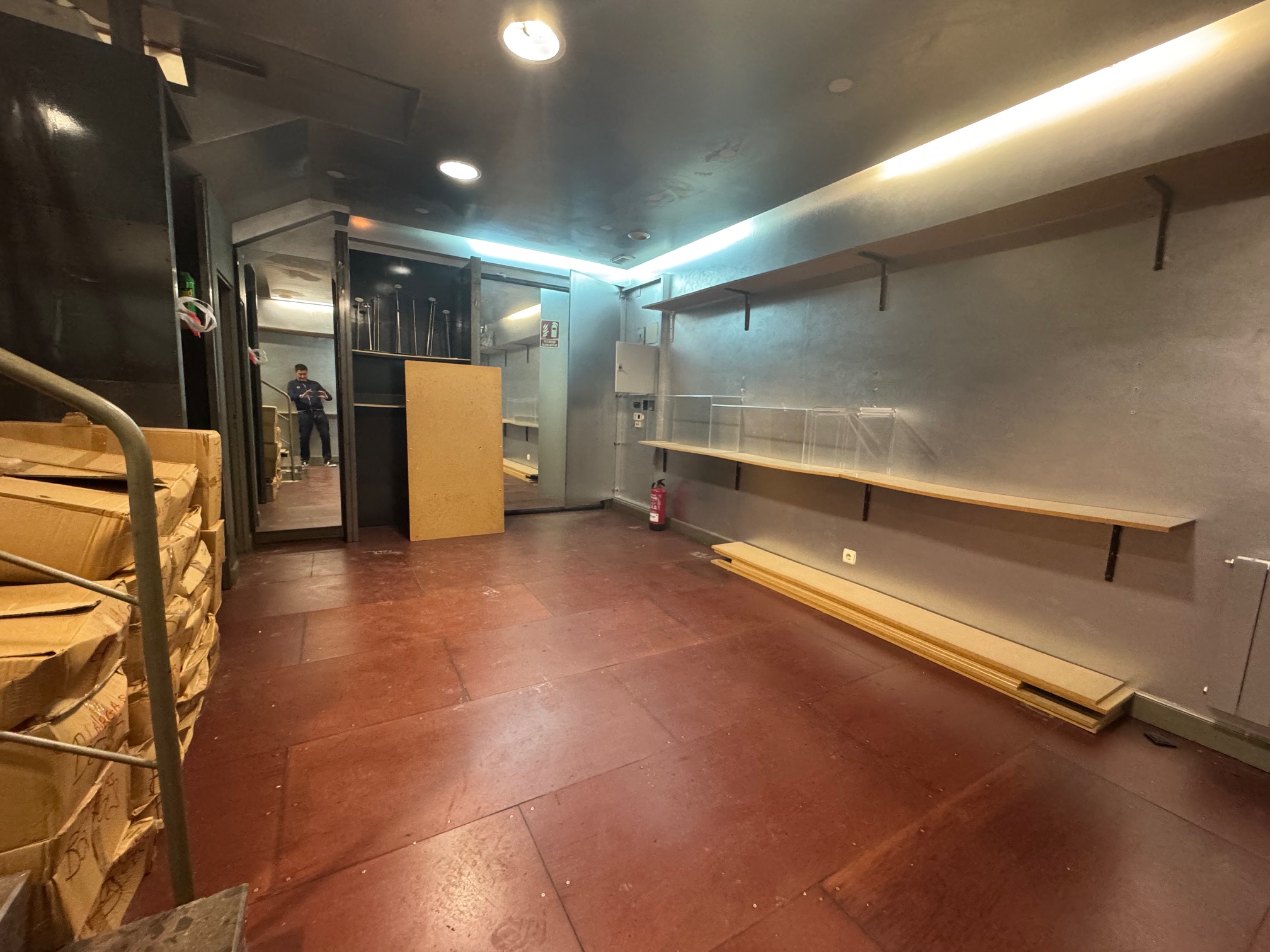 En Luis Mariano, local comercial 100 m2, distribuidos en 3 plantas (60m2 planta principal) Excelente ubicación! Infórmate en nuestras oficinas de Paseo de Colon 27. En Luis Mariano, local comercial 100 m2, distribuidos en 3 plantas (60m2 planta principal) Excelente ubicación! Infórmate en nuestras oficinas de Paseo de Colon 27.