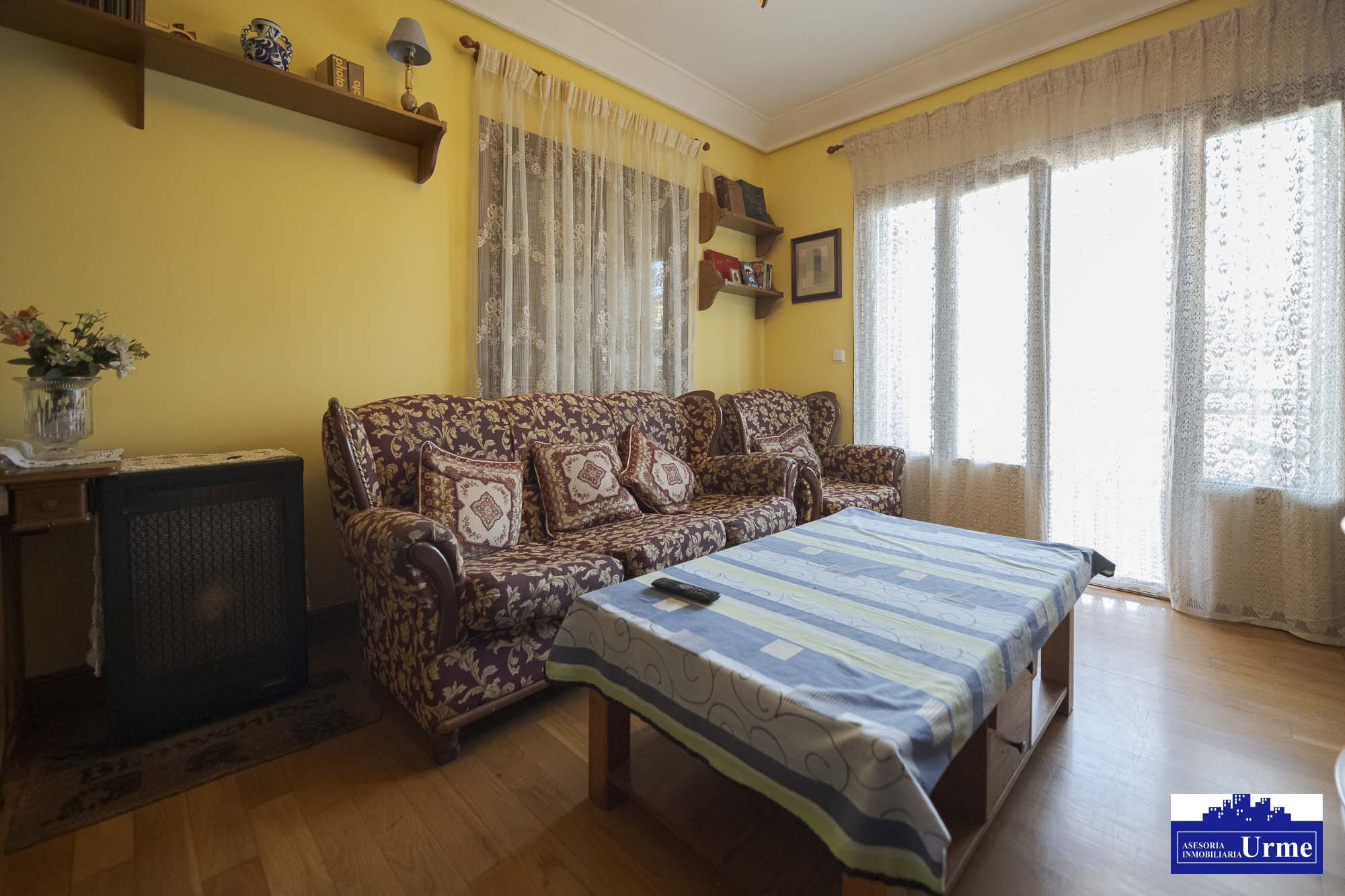 Próxima al ayuntamiento de Irún, villa individual en parcela de 700m2.Dos plantas de 90m2, jardín balcón garaje, txoko. Infórmate!!!