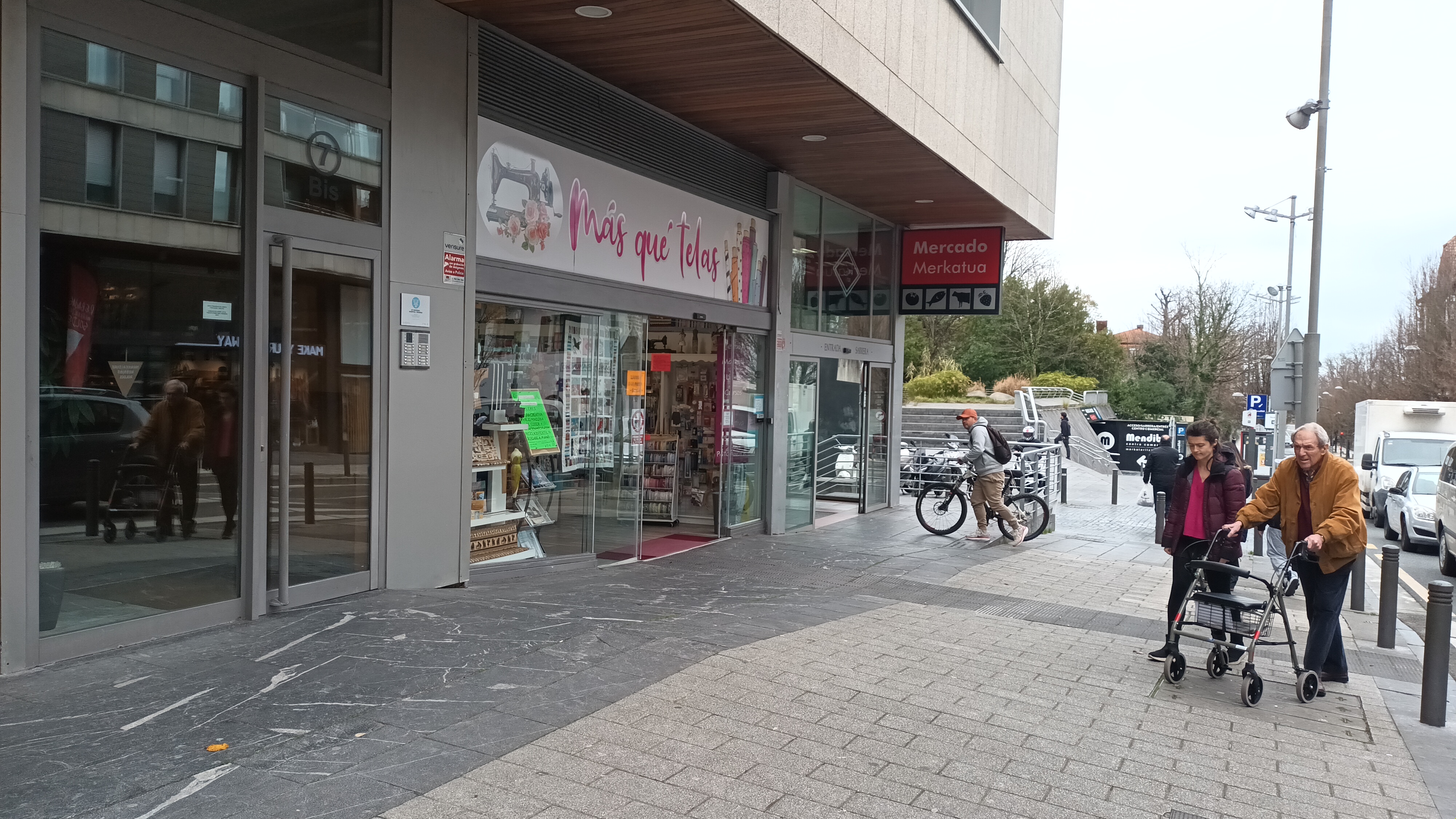 En Avenida de Iparralde, junto a los juzgados, se vende local comercial, idealmente ubicado.40m2 en dos estancias. Baño. Salida de humos. Ven a conocerlo!