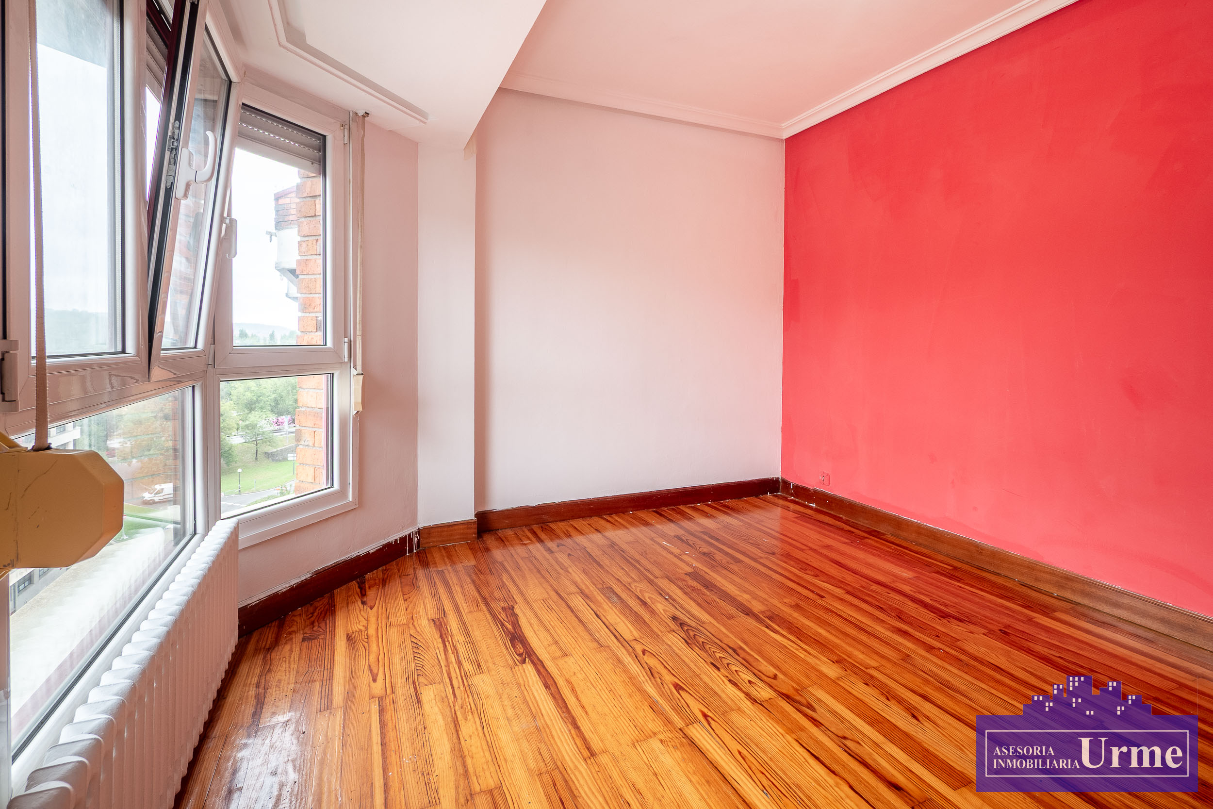 Zona Anzaran, ultima planta, vivienda de 90m2 útiles con terraza, exterior, 3 habitaciones, 2 baños, salón majo cuadrado, cocina equipada. Infórmate!!!!