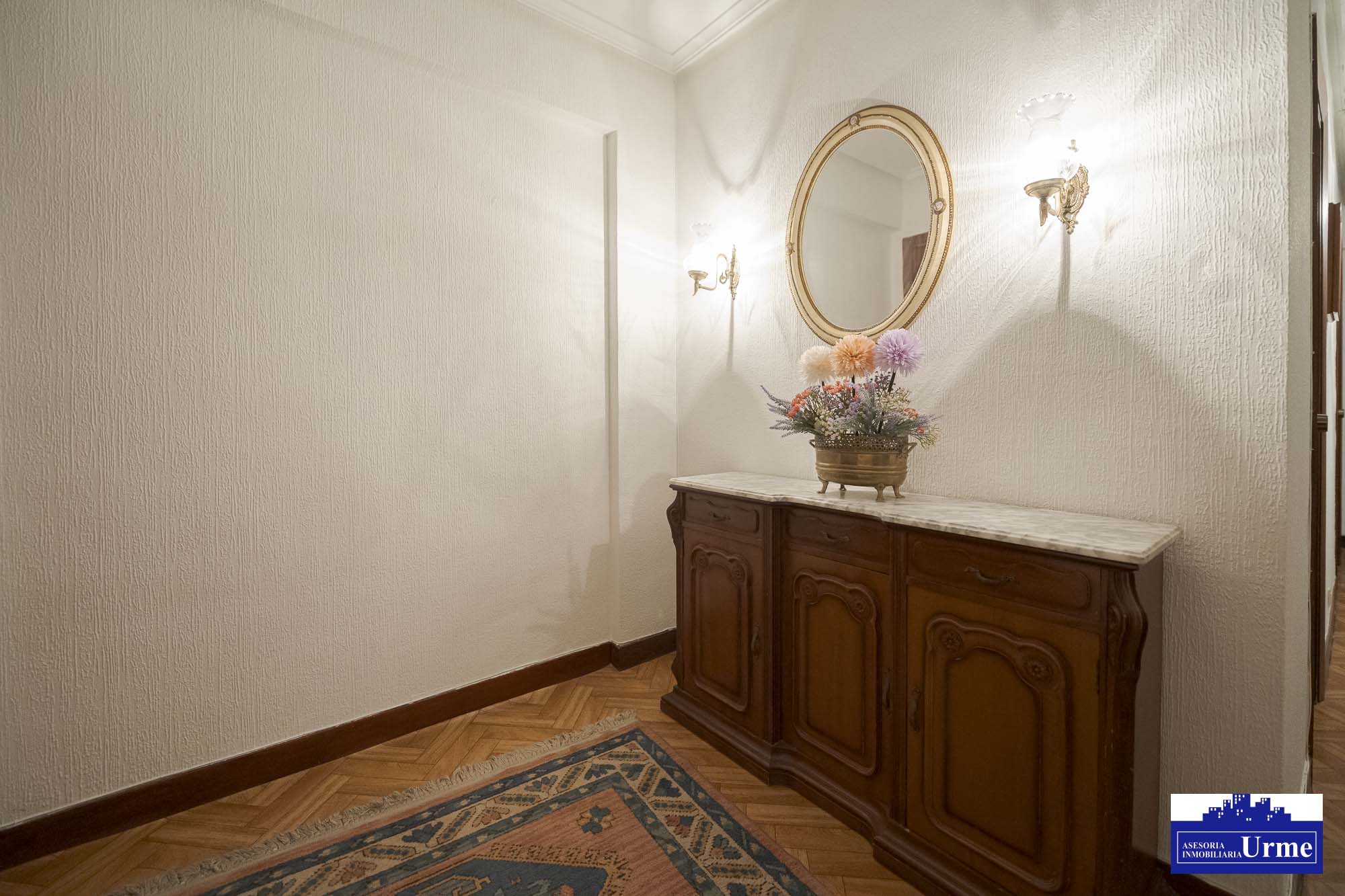 En San Miguel junto a correos, vivienda de 3 habitaciones, salon, cocina equipada con salida a balcon, 2 aseos un baño.Trastero. Para actualizar!!informate