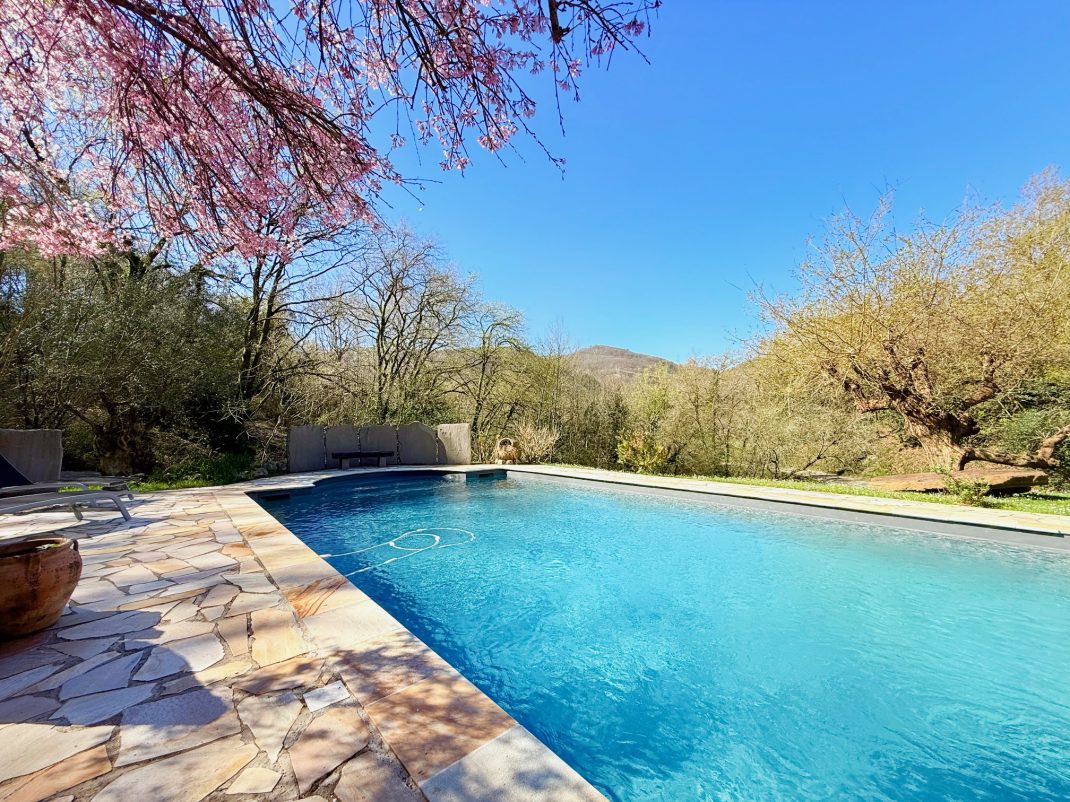 En Biriatou, Villa estilo basque con piscina climatizada! Parcela arbolada de 2918m2.Acceso a autopista y frontera a proximidad.Te encantara!! Ven a visitarla