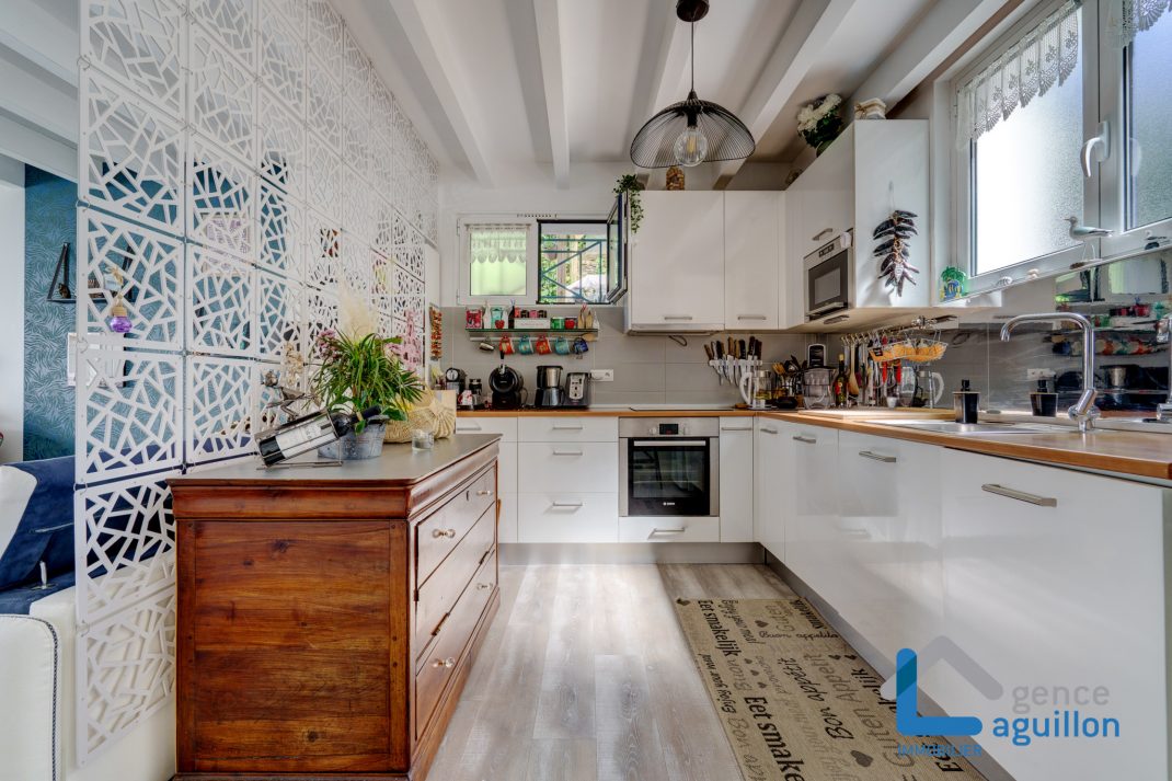 Con un toque especial, villa adosada en el centro. Con 2 amplias terrazas. Comercio a pie. Topo a proximidad. Para entrar a vivir!!