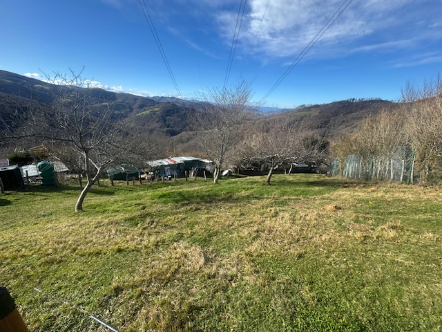 Borda con terreno de 9800m2 en Oyarzun!! vistas maravillosas!!Dispone de un pozo y placas solares.