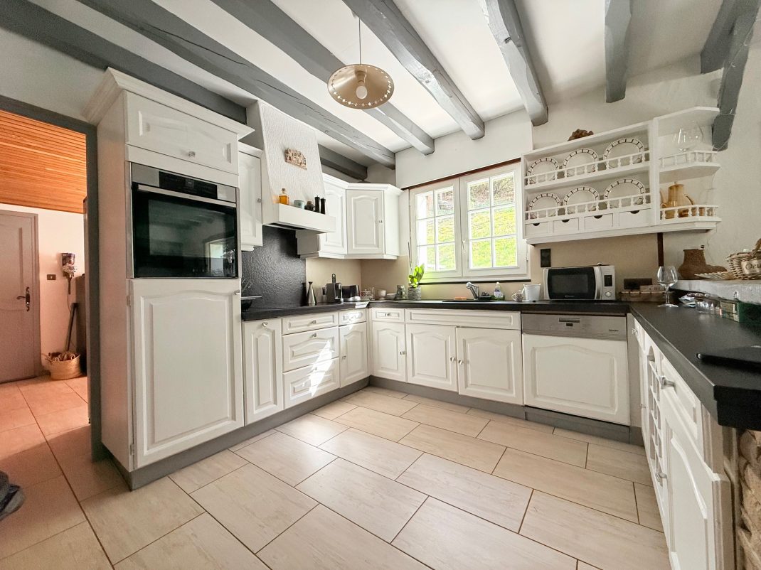 En Biriatou, Villa estilo basque con piscina climatizada! Parcela arbolada de 2918m2.Acceso a autopista y frontera a proximidad.Te encantara!! Ven a visitarla