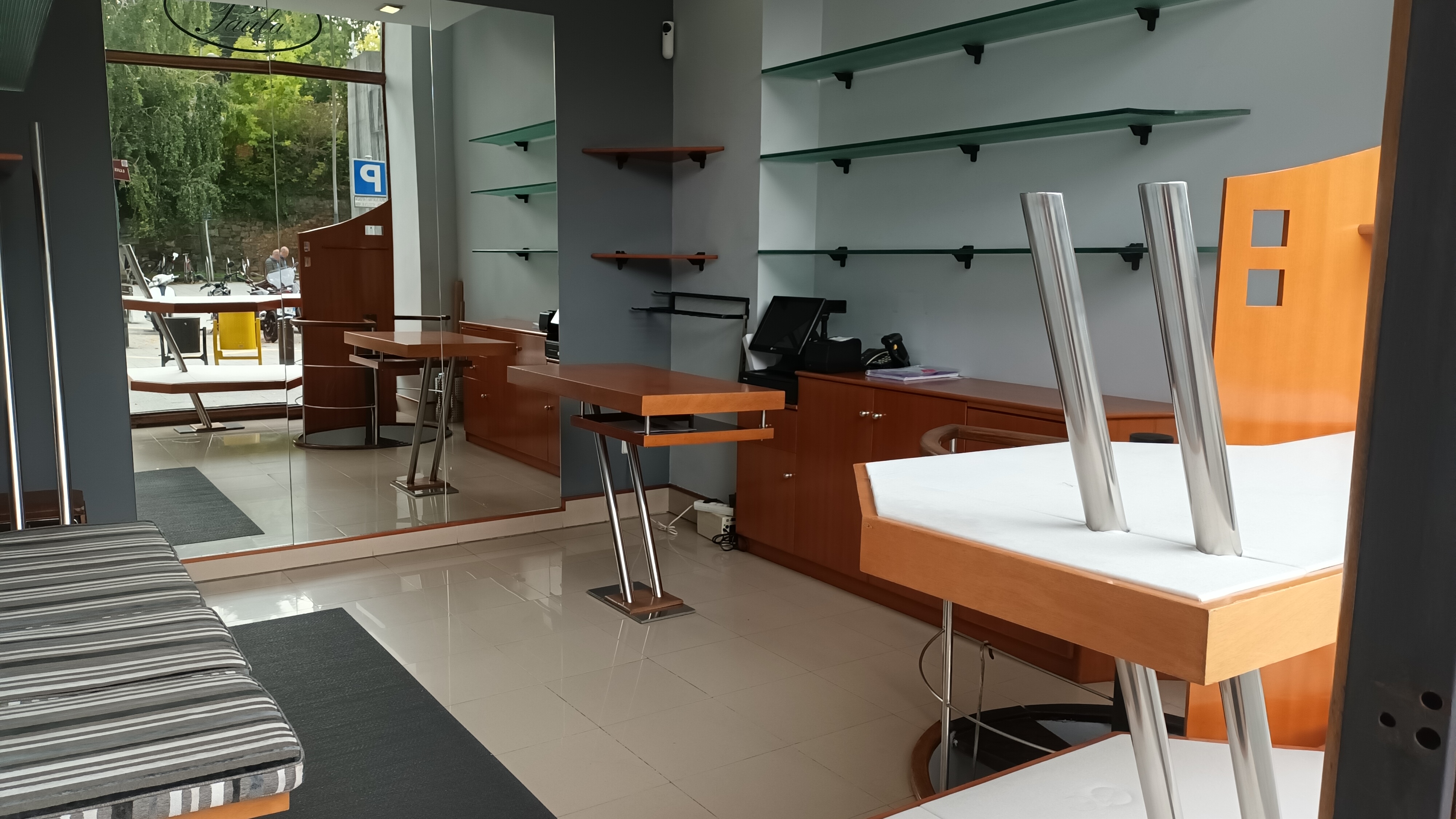 En venta y en alquiler. Luis Mariano caprichoso local. Ultima actividad durante 30 años,zapateria y complementos.