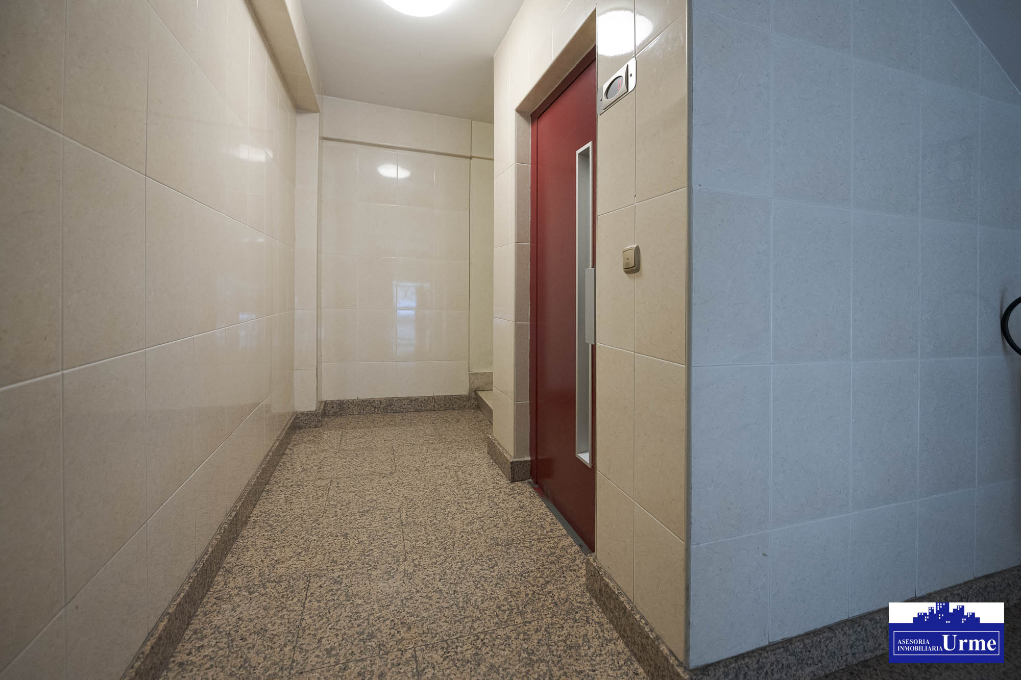 En San Miguel junto a correos, vivienda de 3 habitaciones, salon, cocina equipada con salida a balcon, 2 aseos un baño.Trastero. Para actualizar!!informate