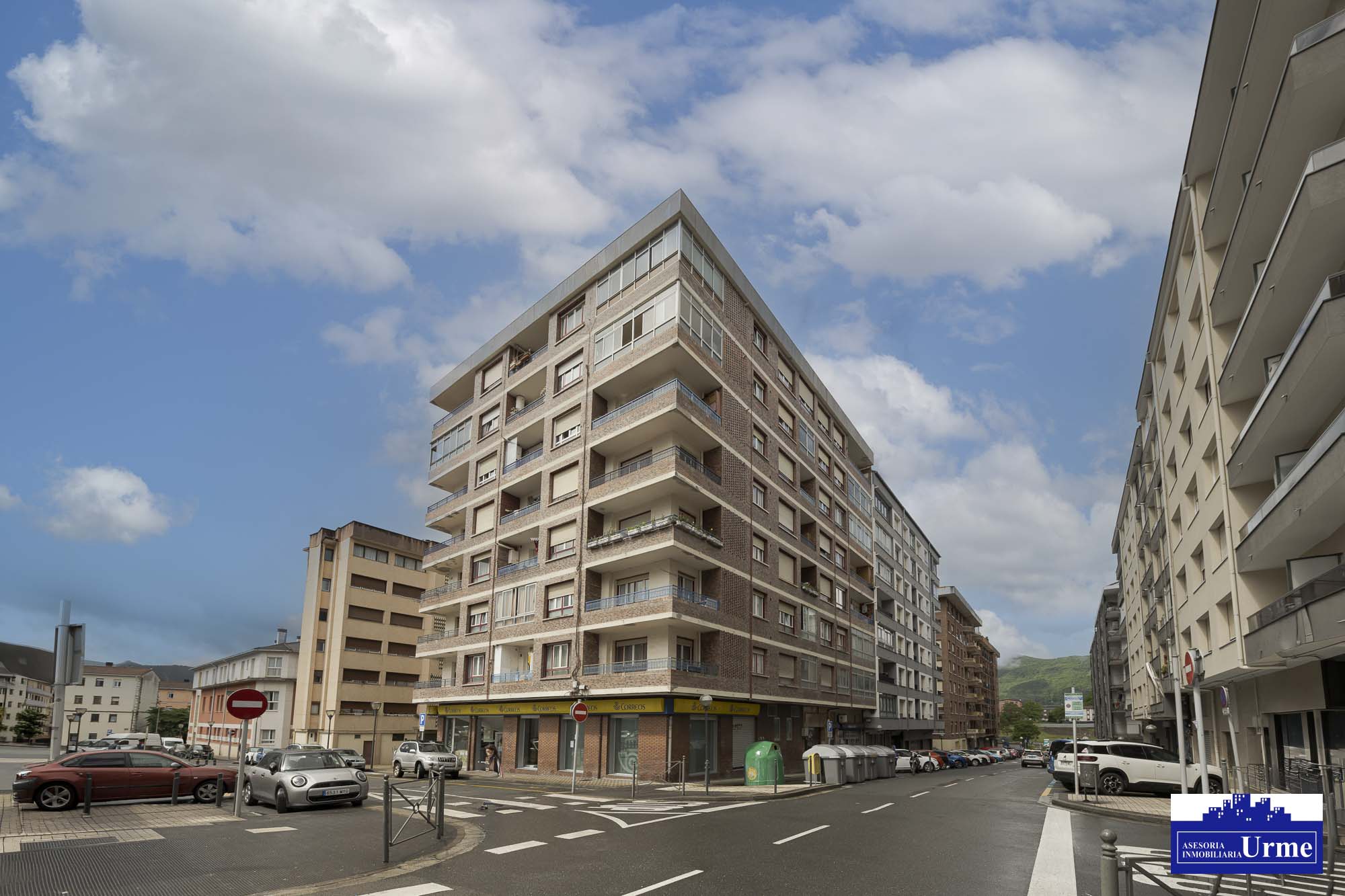 En San Miguel junto a correos, vivienda de 3 habitaciones, salon, cocina equipada con salida a balcon, 2 aseos un baño.Trastero. Para actualizar!!informate