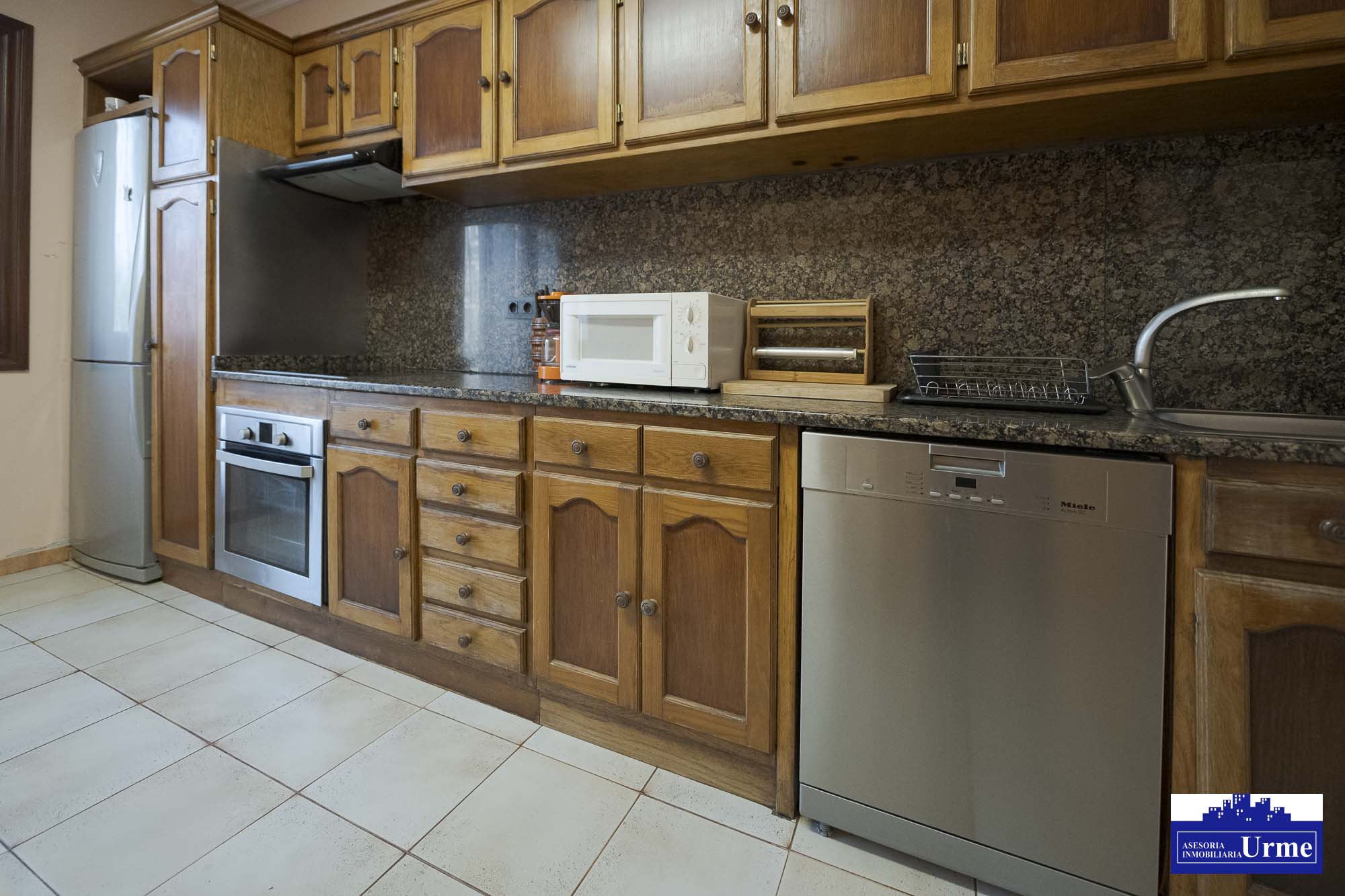 Próxima al ayuntamiento de Irún, villa individual en parcela de 700m2.Dos plantas de 90m2, jardín balcón garaje, txoko. Infórmate!!!