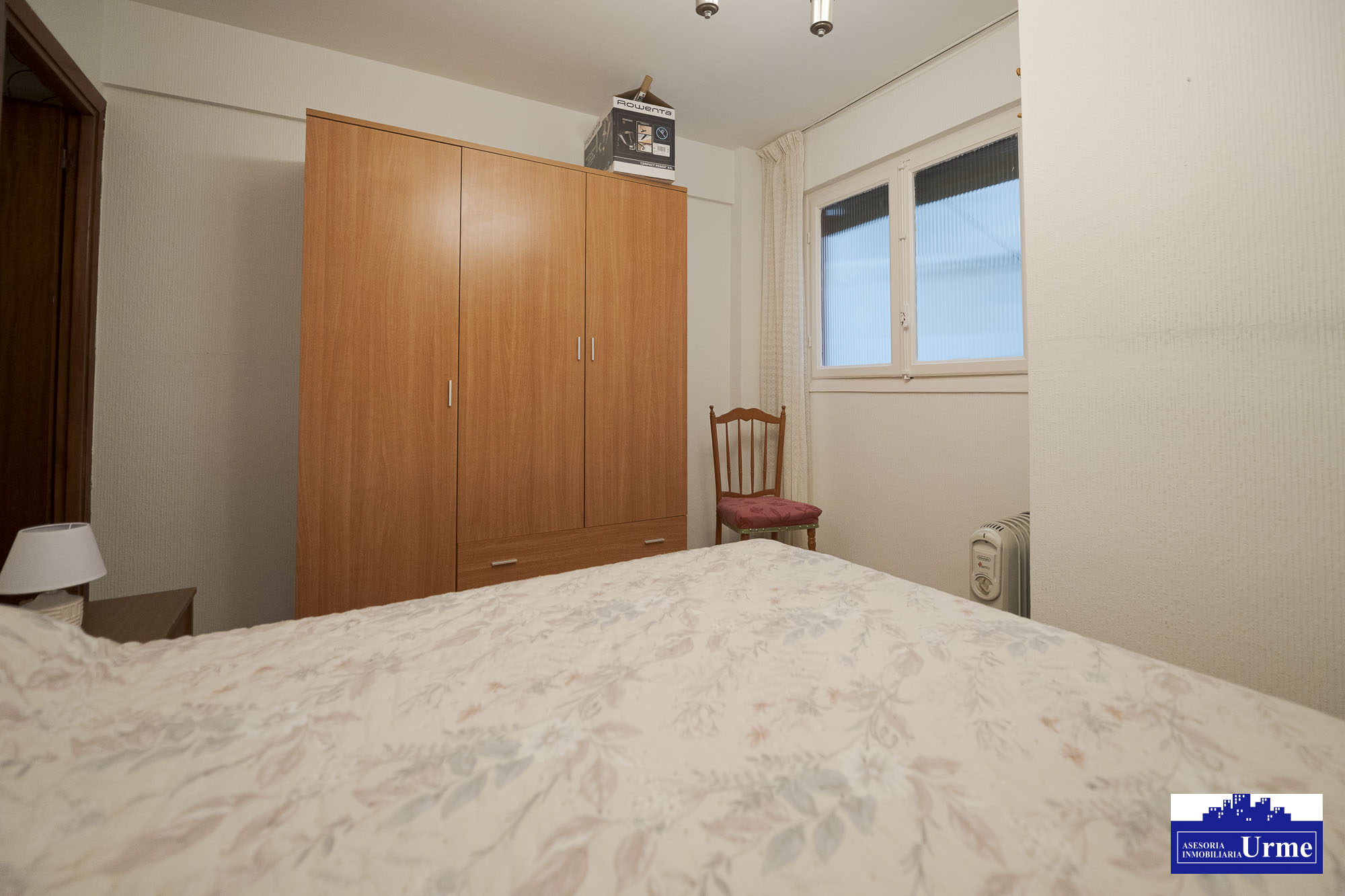 En San Miguel junto a correos, vivienda de 3 habitaciones, salon, cocina equipada con salida a balcon, 2 aseos un baño.Trastero. Para actualizar!!informate