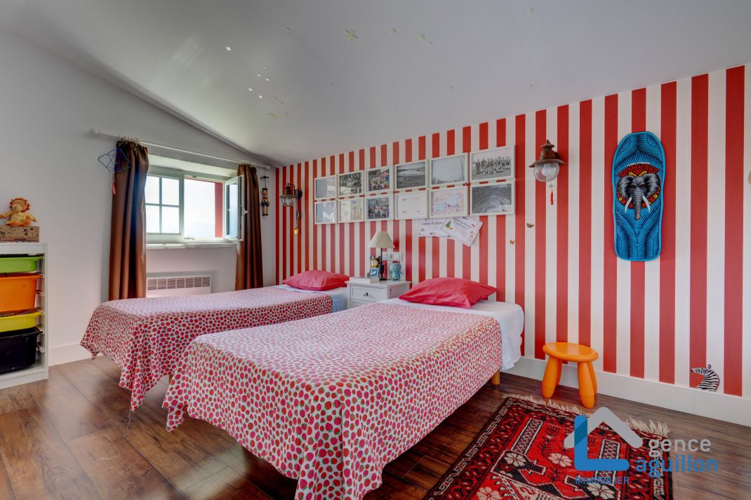 Vistas increíbles a Peñas de Aya y al Bidasoa. Duplex en pequeña comunidad con jardín comunitario y piscina. Proximidad frontera y topo! Infórmate