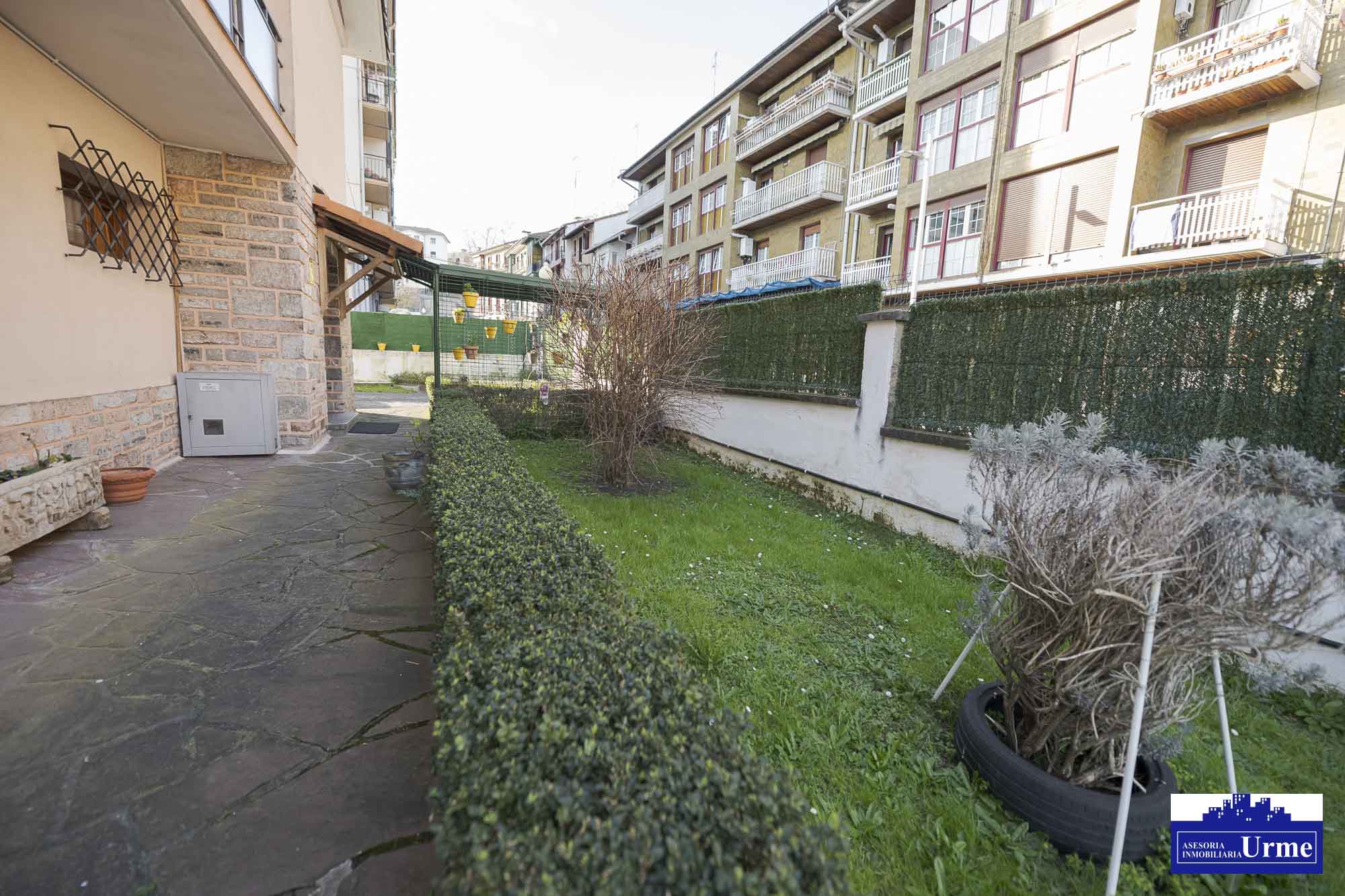 Próxima al ayuntamiento de Irún, villa individual en parcela de 700m2.Dos plantas de 90m2, jardín balcón garaje, txoko. Infórmate!!!