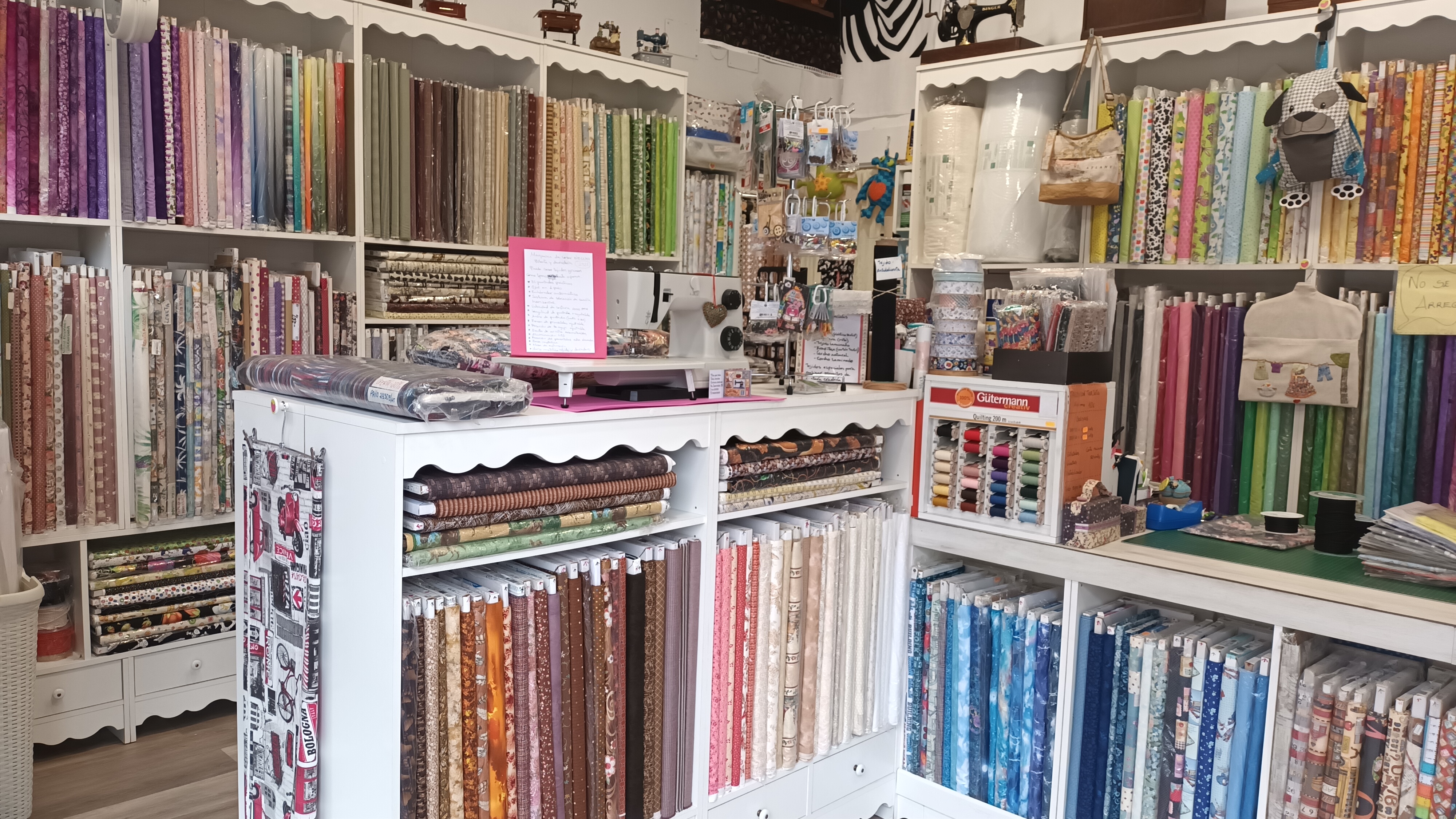 En Avenida de Iparralde, junto a los juzgados, se vende local comercial, idealmente ubicado.40m2 en dos estancias. Baño. Salida de humos. Ven a conocerlo!