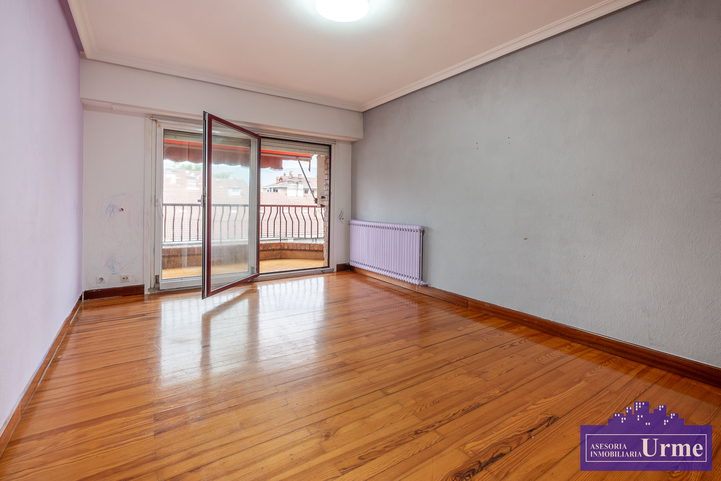 Zona Anzaran, ultima planta, vivienda de 90m2 útiles con terraza, exterior, 3 habitaciones, 2 baños, salón majo cuadrado, cocina equipada. Infórmate!!!!