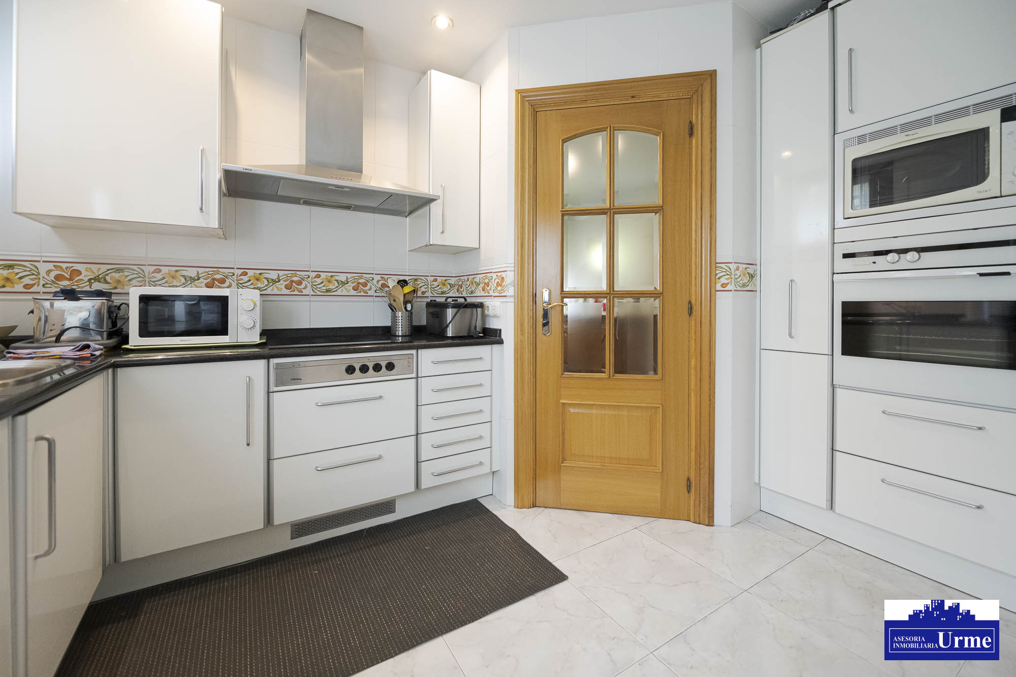 Magnifica vivienda en comunidad de 3 vecinos.110m2, 4 habitaciones, salon,cocina,2 baños,balcon.Garaje doble. Jardin comunitario.Ubicacion excepcional! Magnifica vivienda en comunidad de 3 vecinos.110m2, 4 habitaciones, salon,cocina,2 baños,balcon.Garaje doble. Jardin comunitario.Ubicacion excepcional!
