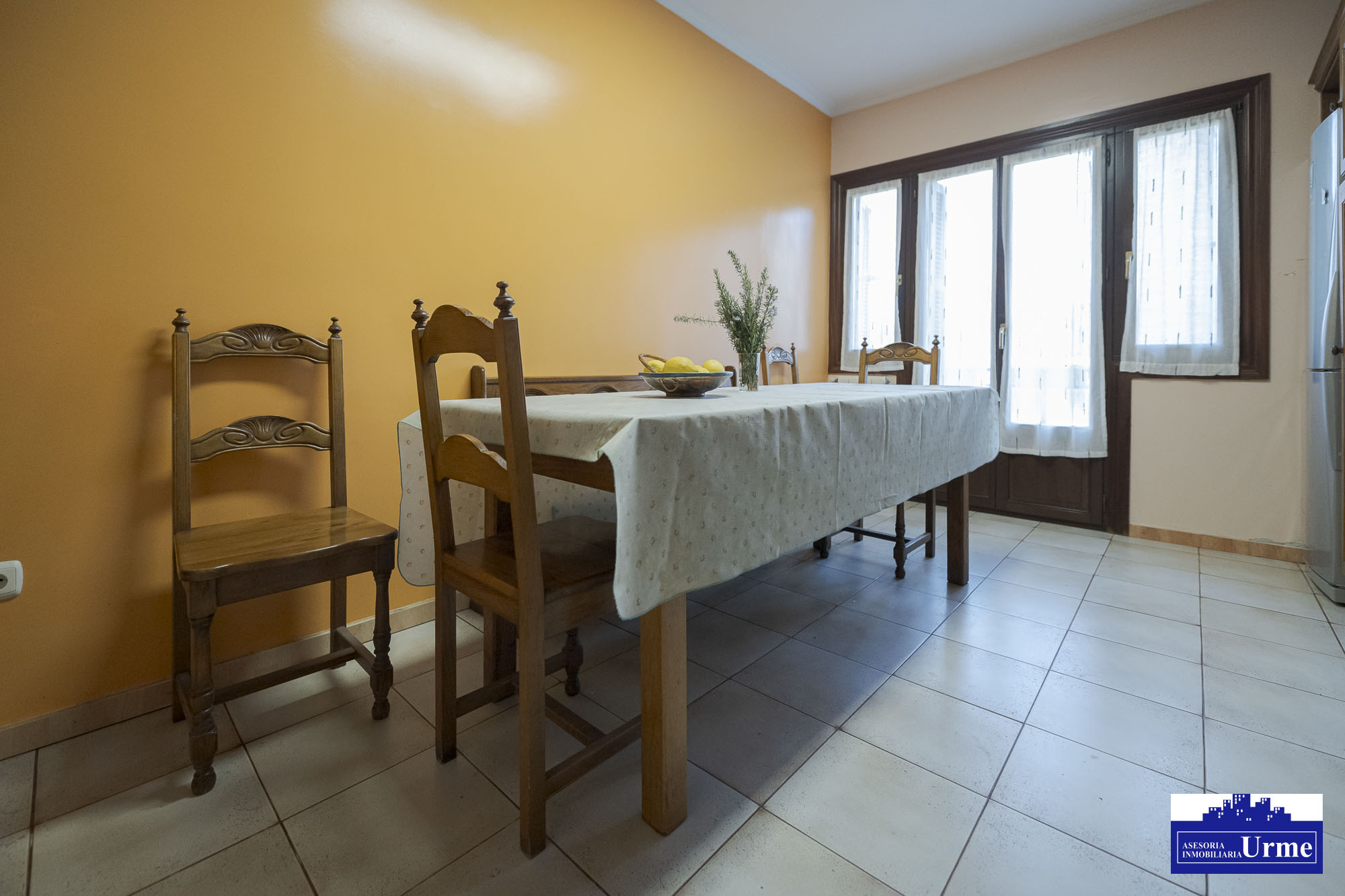 Próxima al ayuntamiento de Irún, villa individual en parcela de 700m2.Dos plantas de 90m2, jardín balcón garaje, txoko. Infórmate!!!