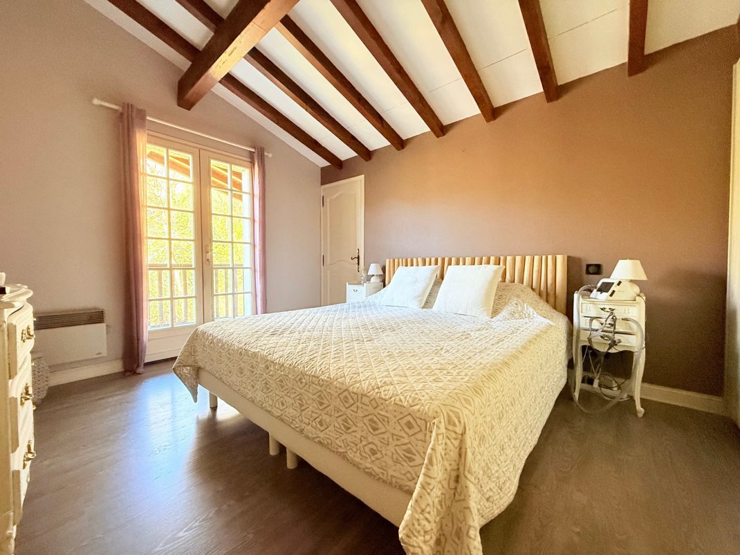 En Biriatou, Villa estilo basque con piscina climatizada! Parcela arbolada de 2918m2.Acceso a autopista y frontera a proximidad.Te encantara!! Ven a visitarla