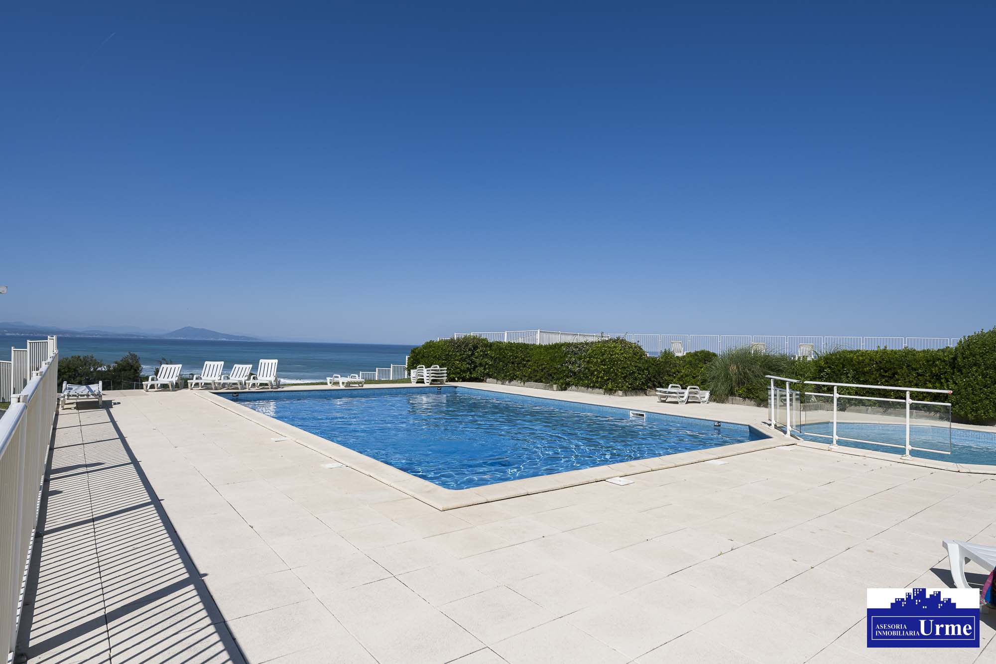 En Biarritz, en urbanizacion privada de standing con increibles vistas al oceano, duplex de 50m2+terraza con acceso directo a la playa!  Piscina, tenis, minigolf!! 