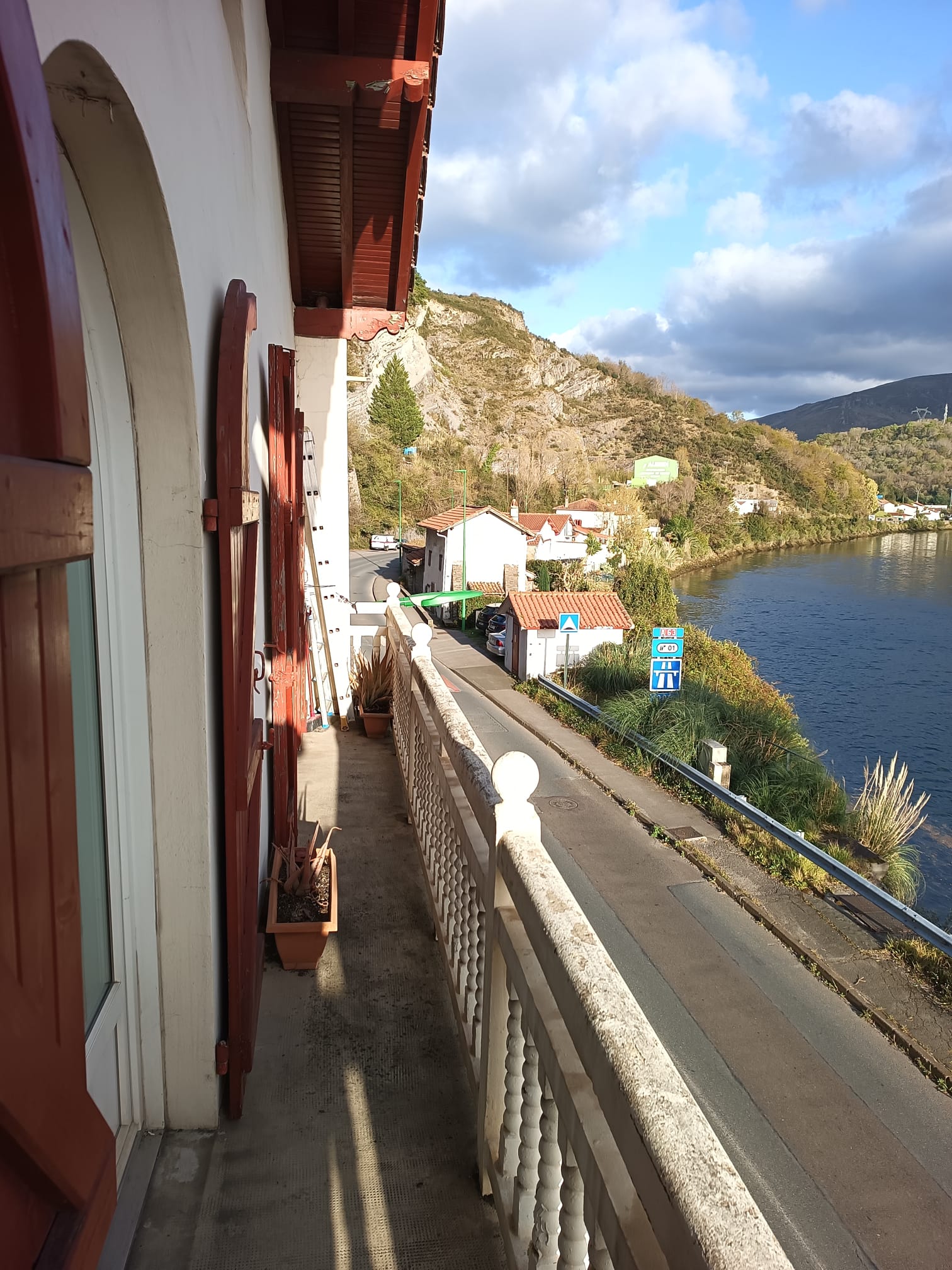 En Biriatou a posos pasos de la frontera de Behobia, vivienda en una 2º y ultima planta, con encanto y a un precio correcto!!