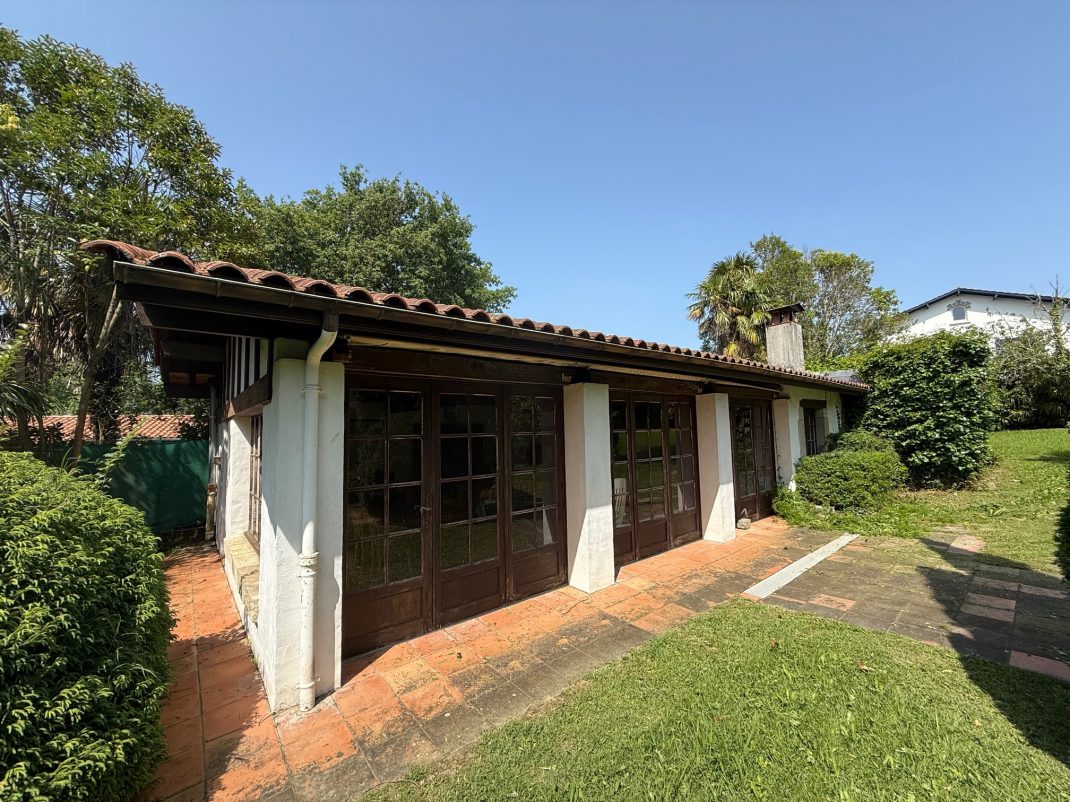 Villa de arquitecto en zona tranquila, elegante y funcional!!! ubicada cerca del Centro en una calle tranquila y sin salida. Ven a conocerla!!!