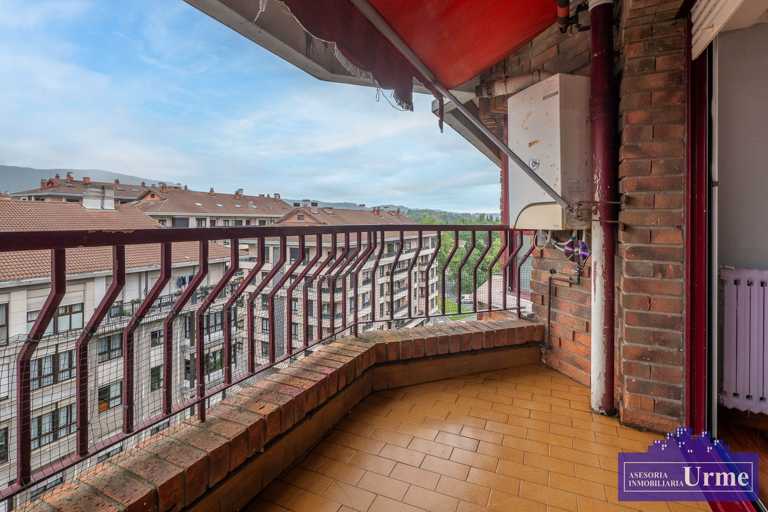 Zona Anzaran, ultima planta, vivienda de 90m2 útiles con terraza, exterior, 3 habitaciones, 2 baños, salón majo cuadrado, cocina equipada. Infórmate!!!!