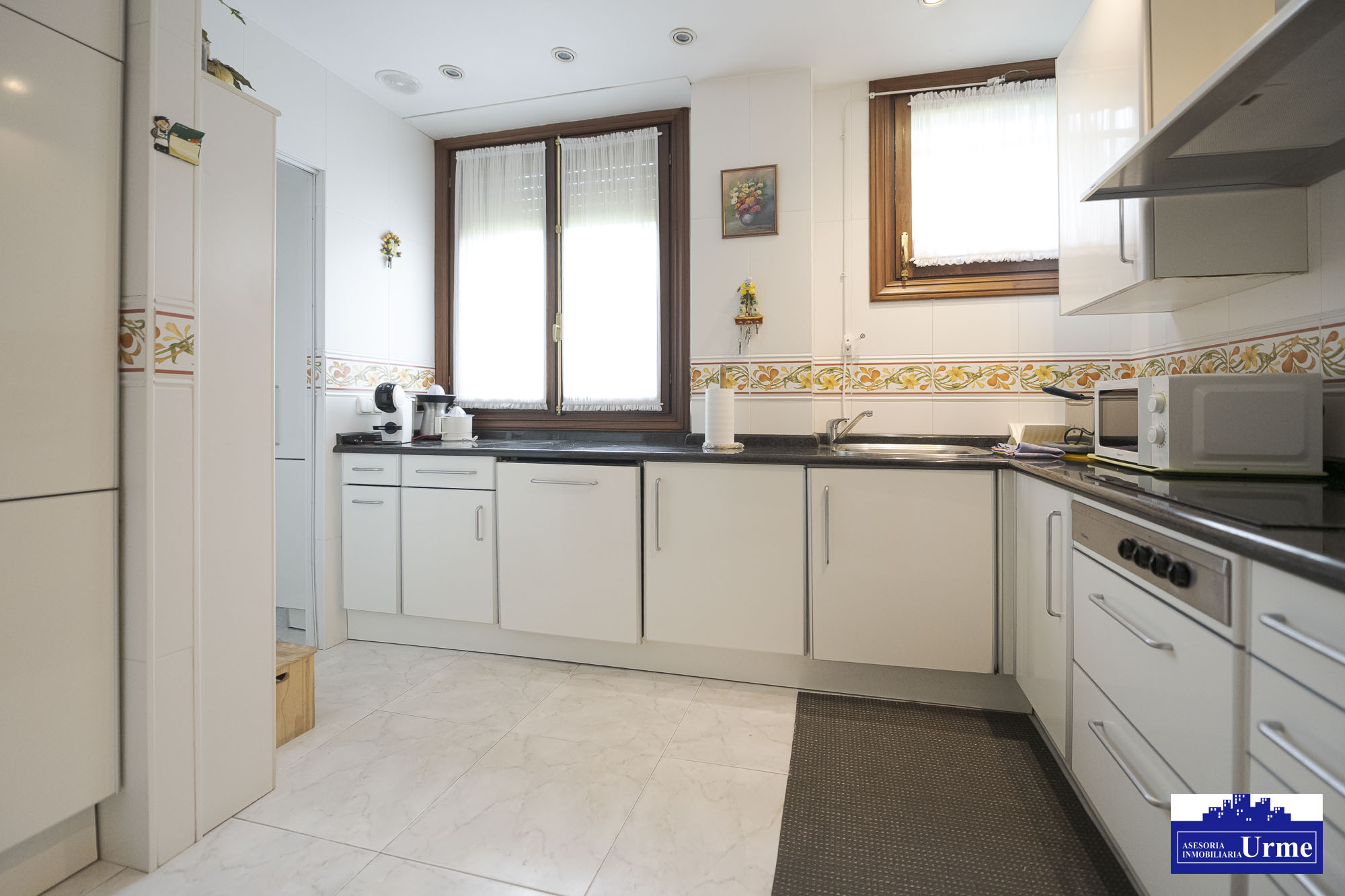 Magnifica vivienda en comunidad de 3 vecinos.110m2, 4 habitaciones, salon,cocina,2 baños,balcon.Garaje doble. Jardin comunitario.Ubicacion excepcional! Magnifica vivienda en comunidad de 3 vecinos.110m2, 4 habitaciones, salon,cocina,2 baños,balcon.Garaje doble. Jardin comunitario.Ubicacion excepcional!