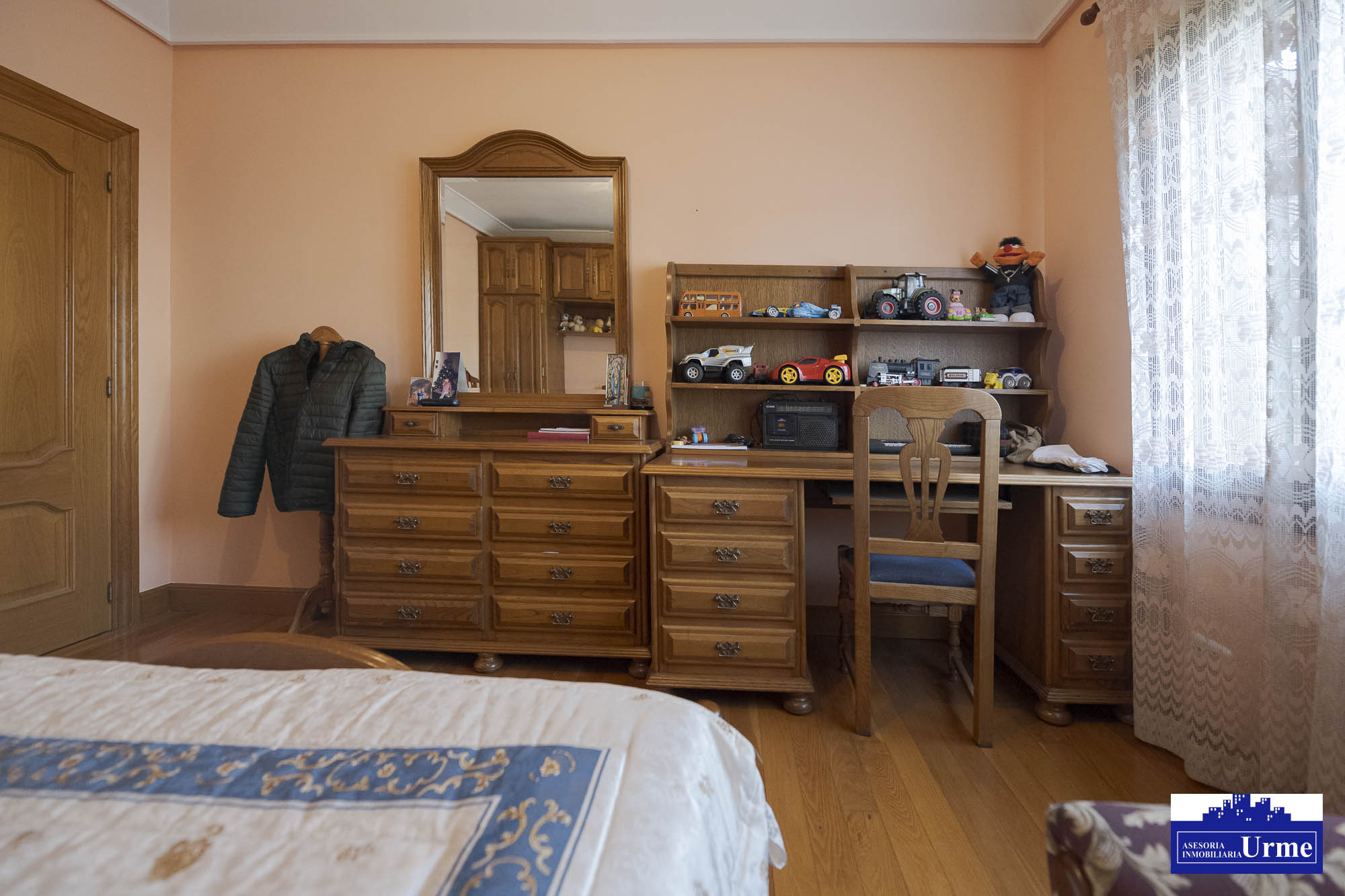 Próxima al ayuntamiento de Irún, villa individual en parcela de 700m2.Dos plantas de 90m2, jardín balcón garaje, txoko. Infórmate!!!