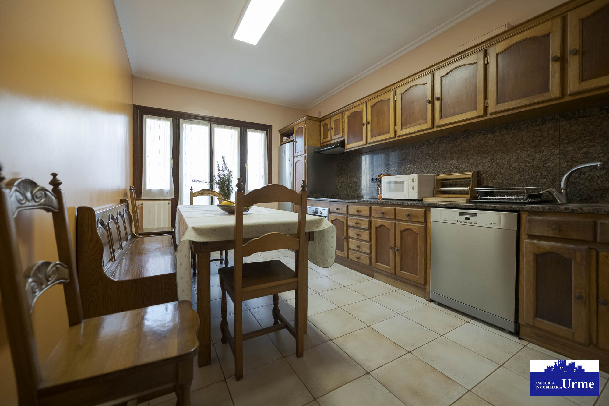 Próxima al ayuntamiento de Irún, villa individual en parcela de 700m2.Dos plantas de 90m2, jardín balcón garaje, txoko. Infórmate!!!