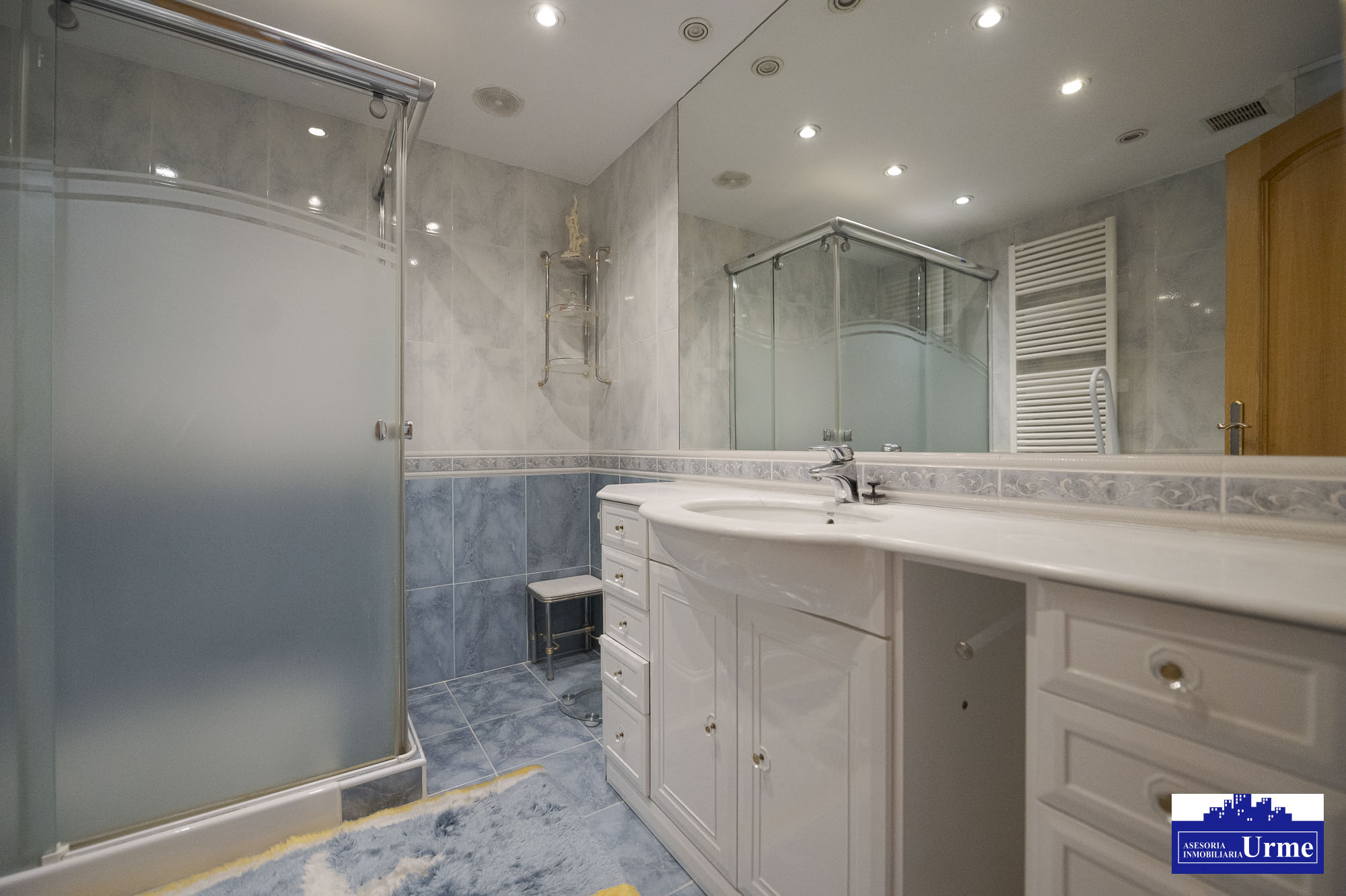 Magnifica vivienda en comunidad de 3 vecinos.110m2, 4 habitaciones, salon,cocina,2 baños,balcon.Garaje doble. Jardin comunitario.Ubicacion excepcional! Magnifica vivienda en comunidad de 3 vecinos.110m2, 4 habitaciones, salon,cocina,2 baños,balcon.Garaje doble. Jardin comunitario.Ubicacion excepcional!