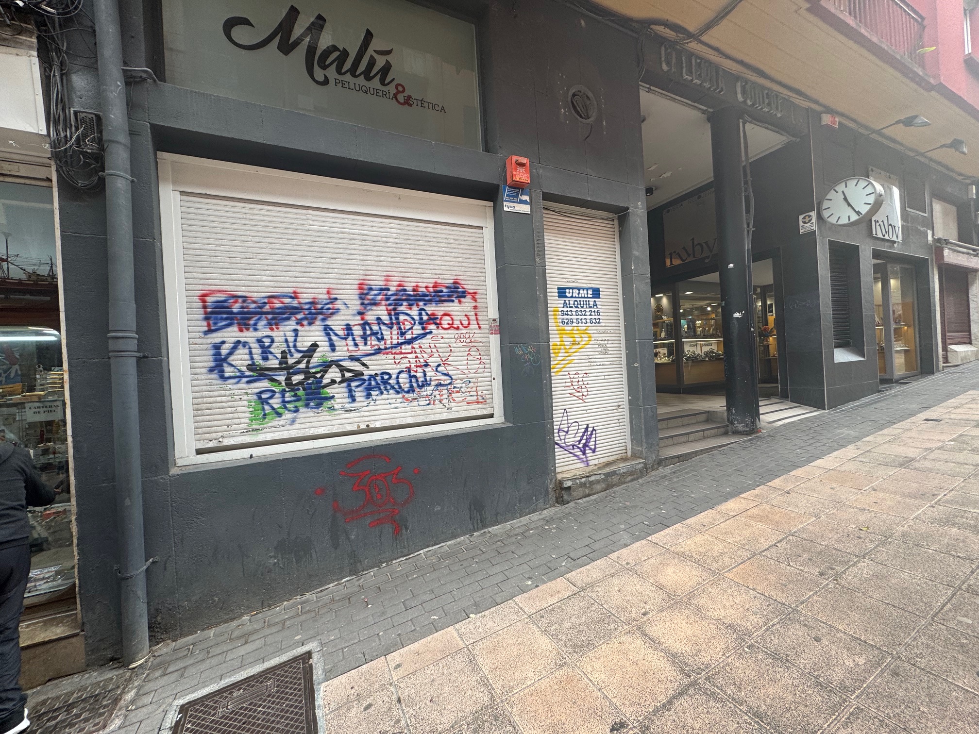 Local en esquina, a la entrada de las galerias Juan Arana.Gran afluencia de paso.Mucha cristalera.Ven a conocerlo!! Local en esquina, a la entrada de las galerias Juan Arana.Gran afluencia de paso.Mucha cristalera.Ven a conocerlo!!