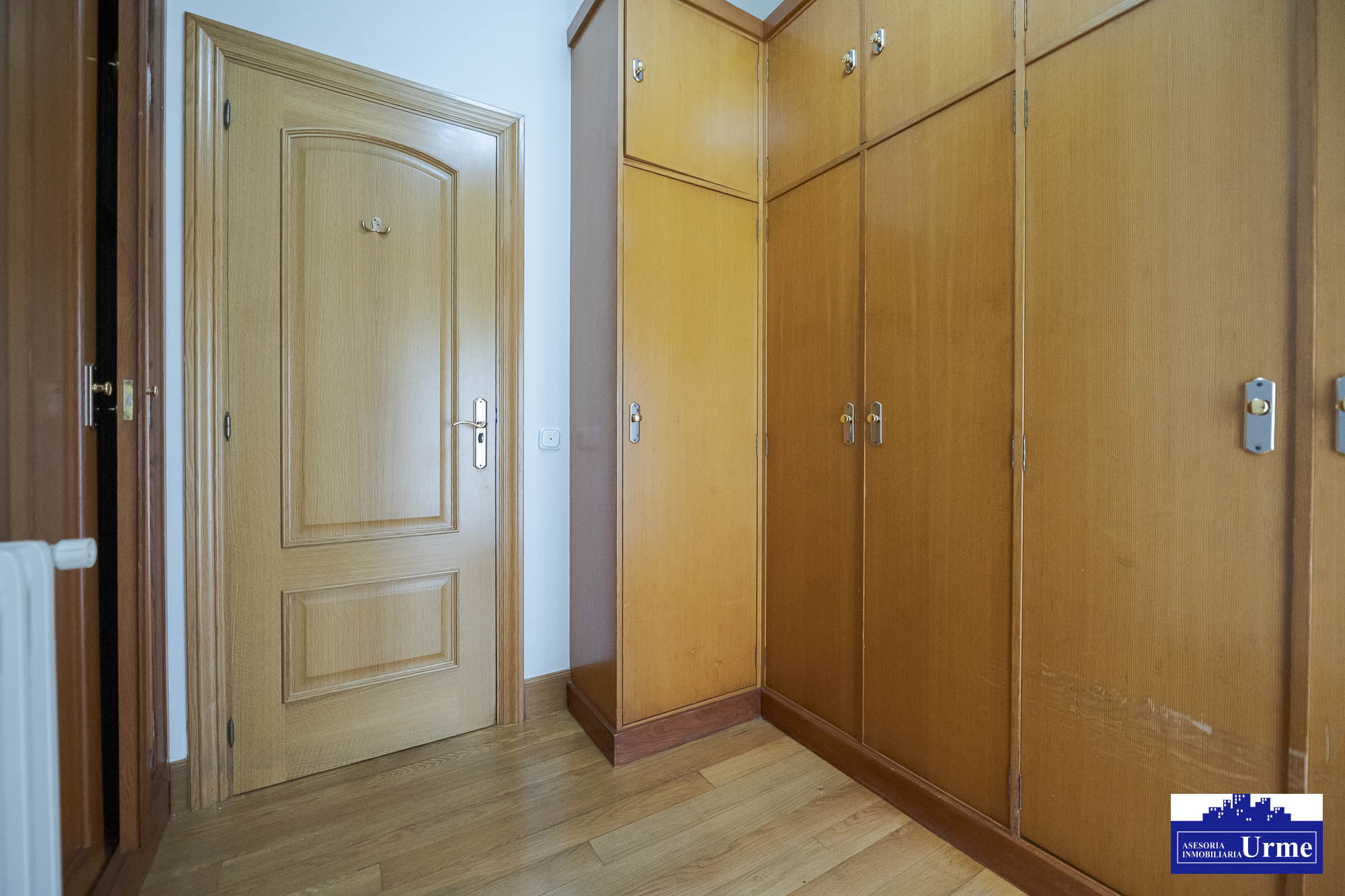 Magnifica vivienda en comunidad de 3 vecinos.110m2, 4 habitaciones, salon,cocina,2 baños,balcon.Garaje doble. Jardin comunitario.Ubicacion excepcional! Magnifica vivienda en comunidad de 3 vecinos.110m2, 4 habitaciones, salon,cocina,2 baños,balcon.Garaje doble. Jardin comunitario.Ubicacion excepcional!
