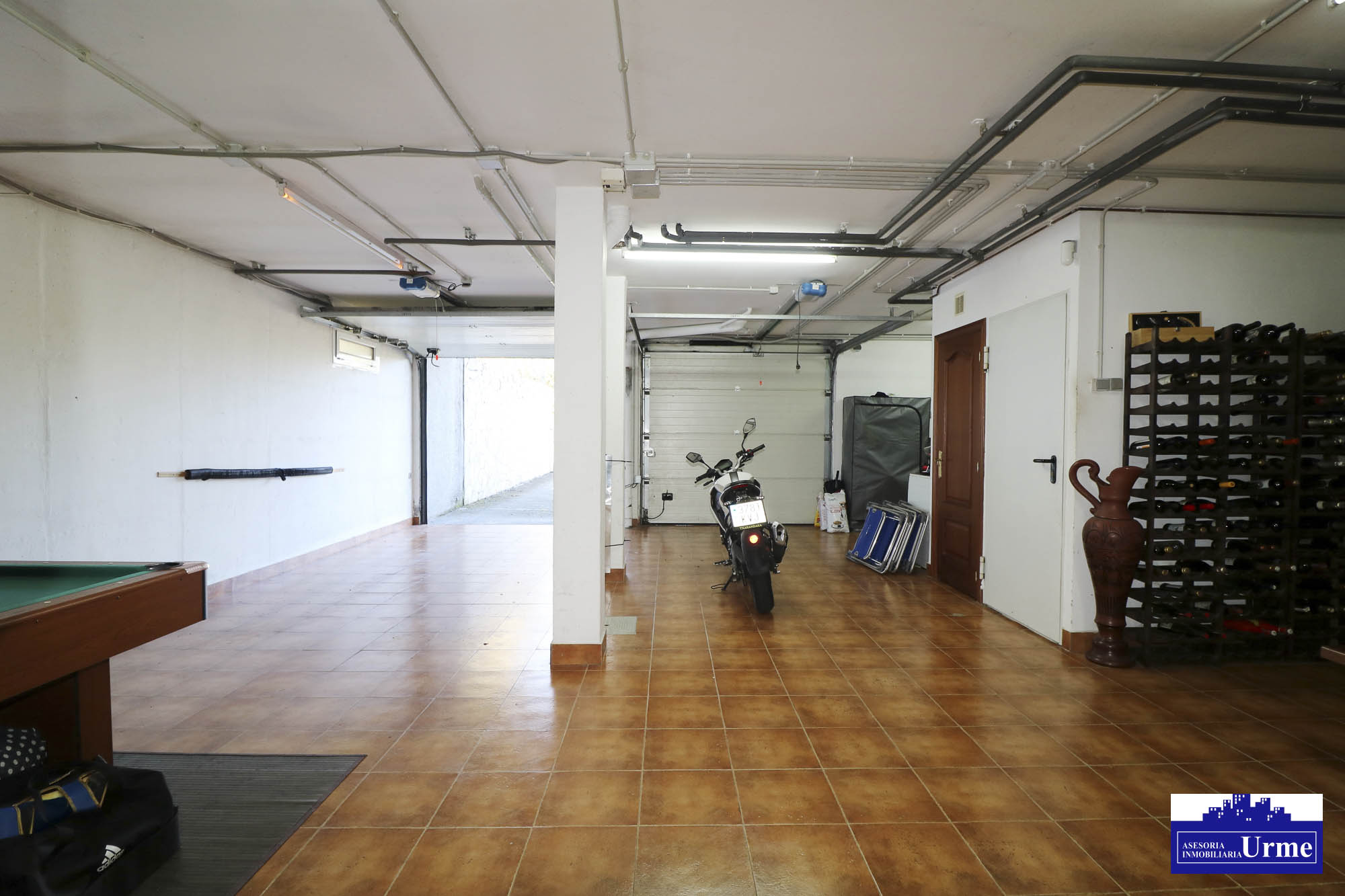 Espectacular villa con piscina en zona tranquila a pocos minutos de Irún. Infórmate!!