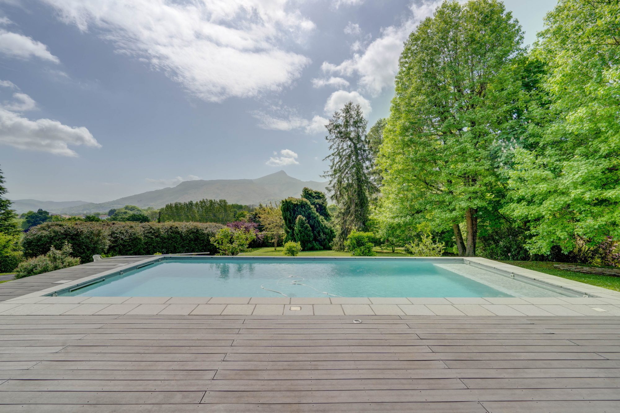 En Urrugne, entorno natural. IMPRESIONANTE villa individual CON PISCINA CLIMATIZADA!!10mil m2 de terreno arbolado y llano. Vistas fantasticas a Larun!!