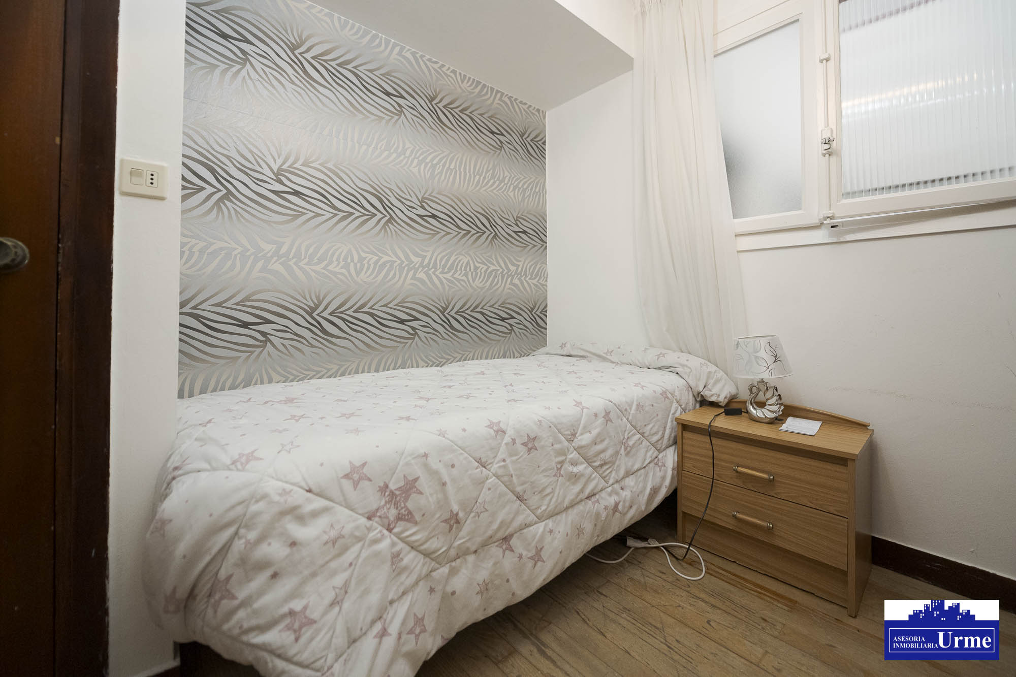 En San Miguel junto a correos, vivienda de 3 habitaciones, salon, cocina equipada con salida a balcon, 2 aseos un baño.Trastero. Para actualizar!!informate