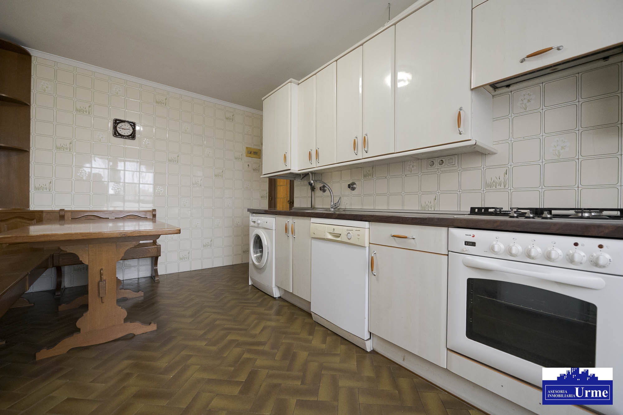 En Behobia vivienda amplia de 102m2 utiles, ubicada en una 2º planta con ascensor.3 Habitaciones, 2 baños, salon de 25m2, cocina equipada, balcon cerrado. Informate!! En Behobia vivienda amplia de 102m2 utiles, ubicada en una 2º planta con ascensor.3 Habitaciones, 2 baños, salon de 25m2, cocina equipada, balcon cerrado. Informate!!