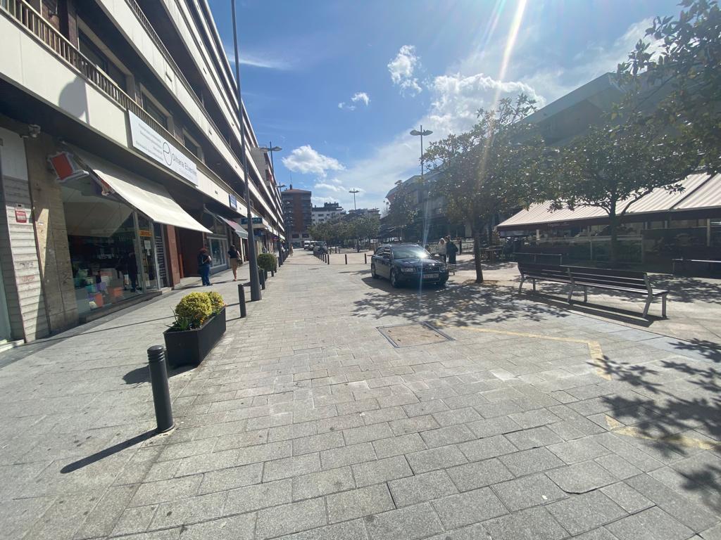 En Luis Mariano, Coqueto local a pie de calle de 30m2+ 20 de altillo ideal despacho o para almacenar. Ultima actividad tatuajes! Informate!!