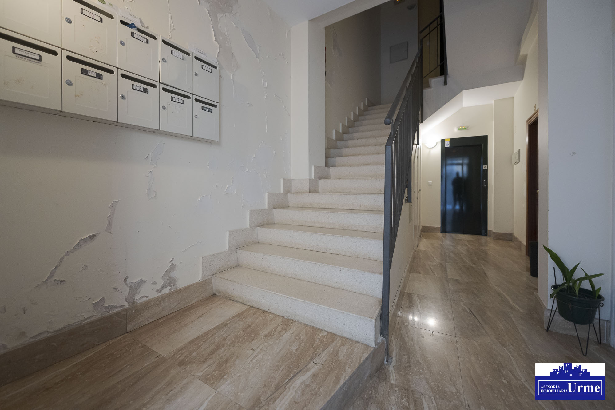 Junto al ascensor del ayuntamiento. Vivienda en ultima planta con ascensor. Alquilada actualmente. Infórmate!