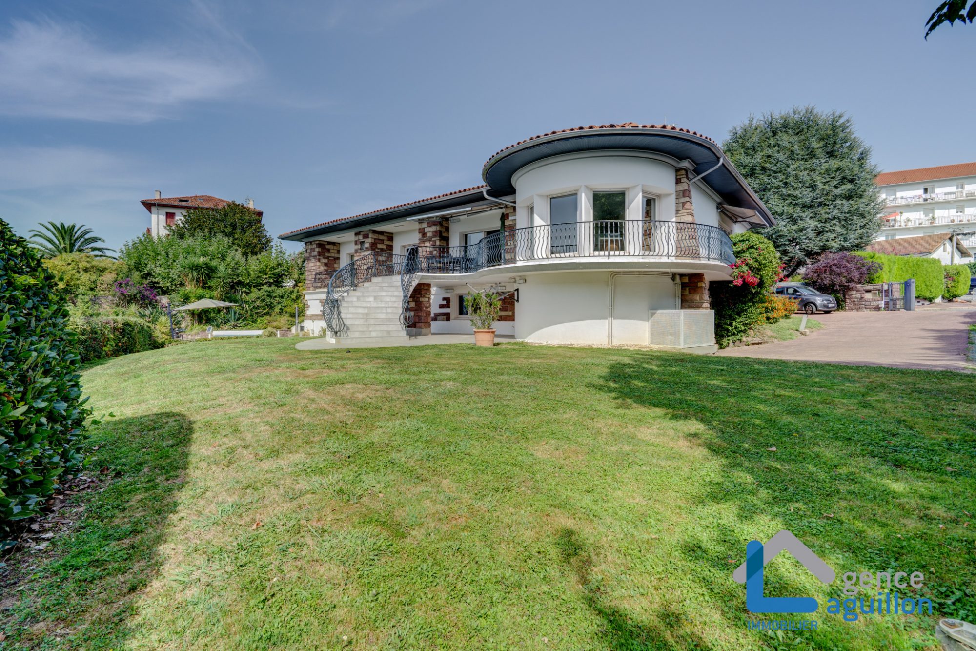 IMPRESIONANTES vistas a Fuenterrabia y bahia de Txingudy!Villa individual con piscina climatizada en parcela de 1810m2.Tes sorprendera!!! 