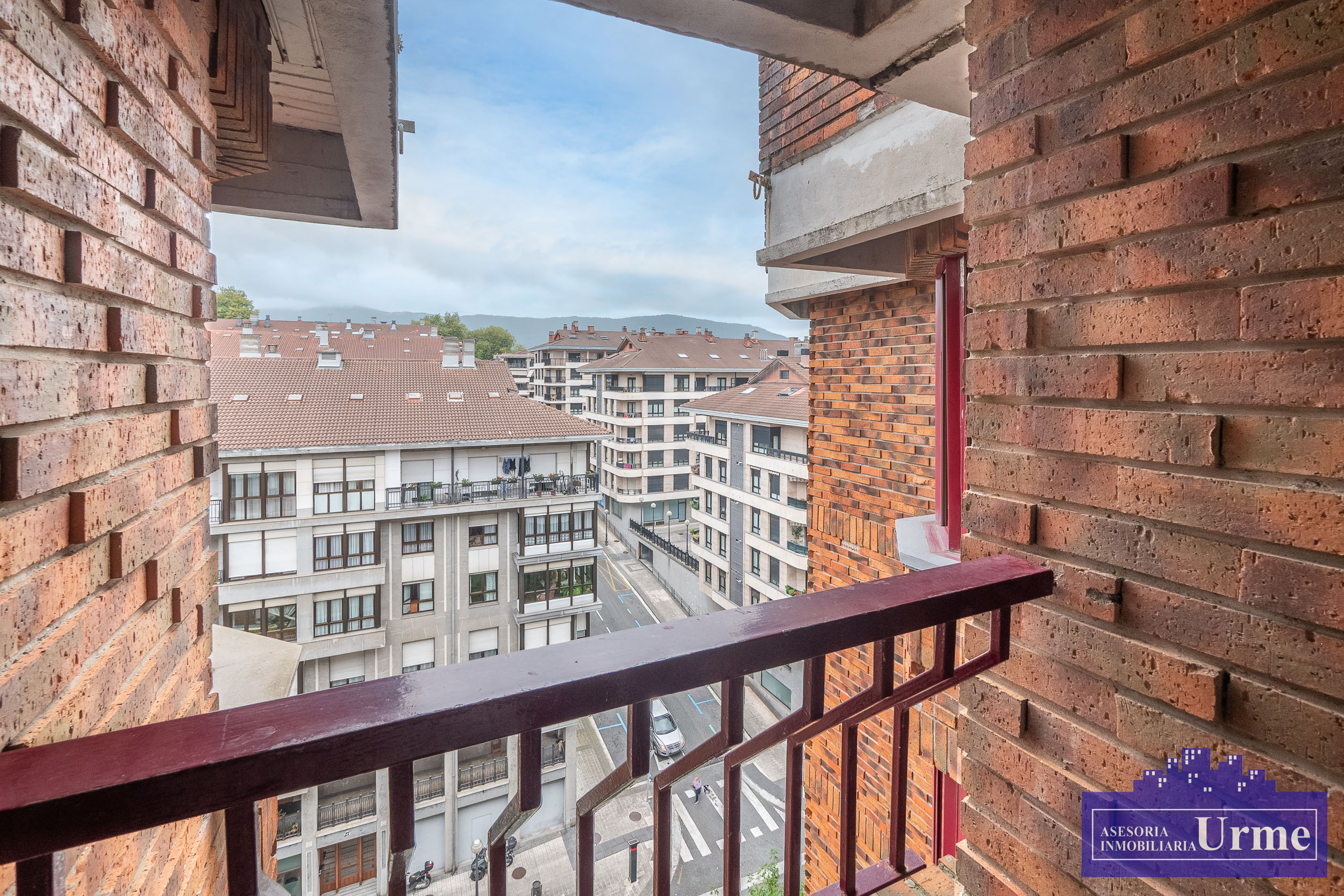 Zona Anzaran, ultima planta, vivienda de 90m2 útiles con terraza, exterior, 3 habitaciones, 2 baños, salón majo cuadrado, cocina equipada. Infórmate!!!!