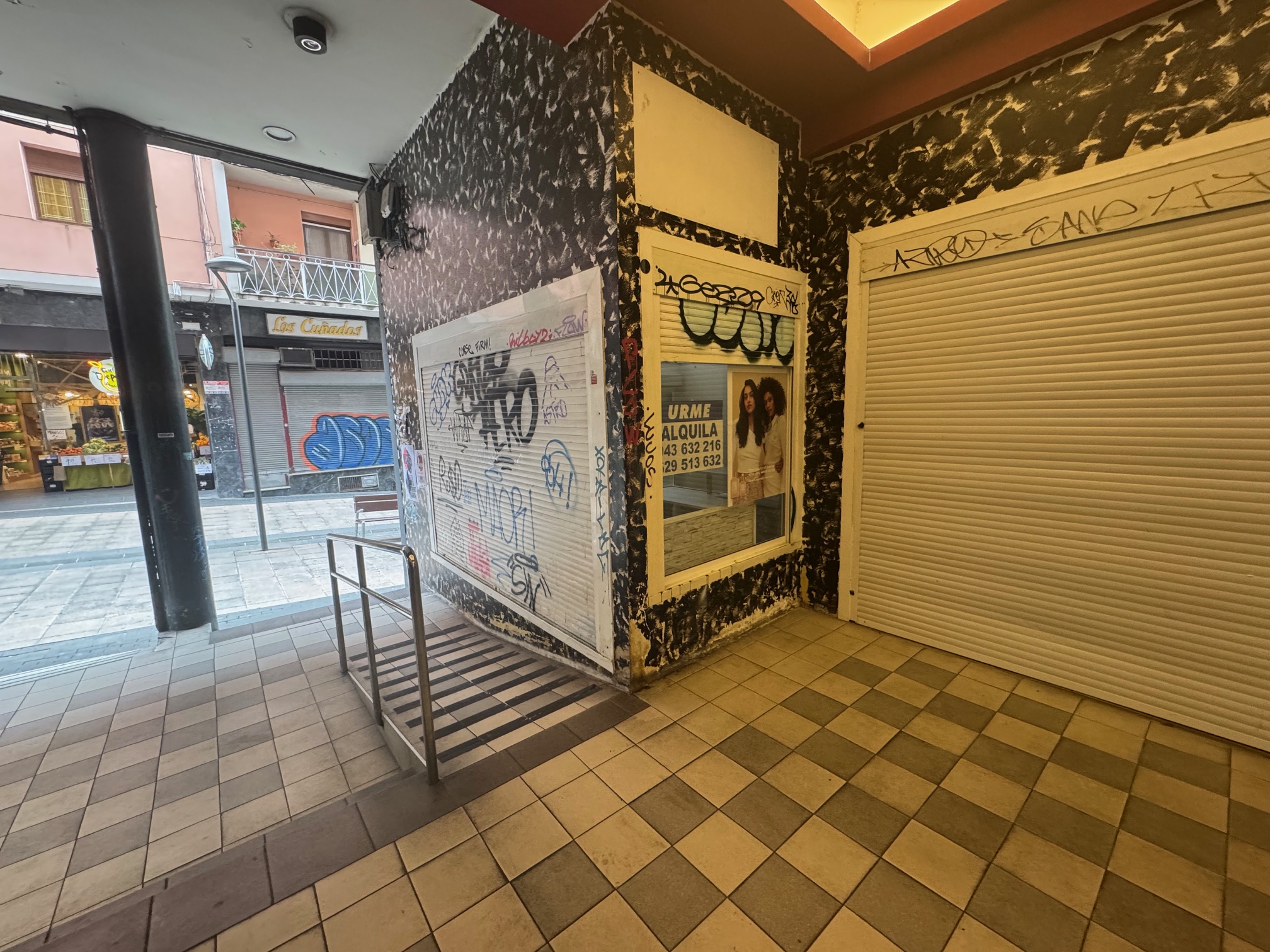 Local en esquina, a la entrada de las galerias Juan Arana.Gran afluencia de paso.Mucha cristalera.Ven a conocerlo!! Local en esquina, a la entrada de las galerias Juan Arana.Gran afluencia de paso.Mucha cristalera.Ven a conocerlo!!