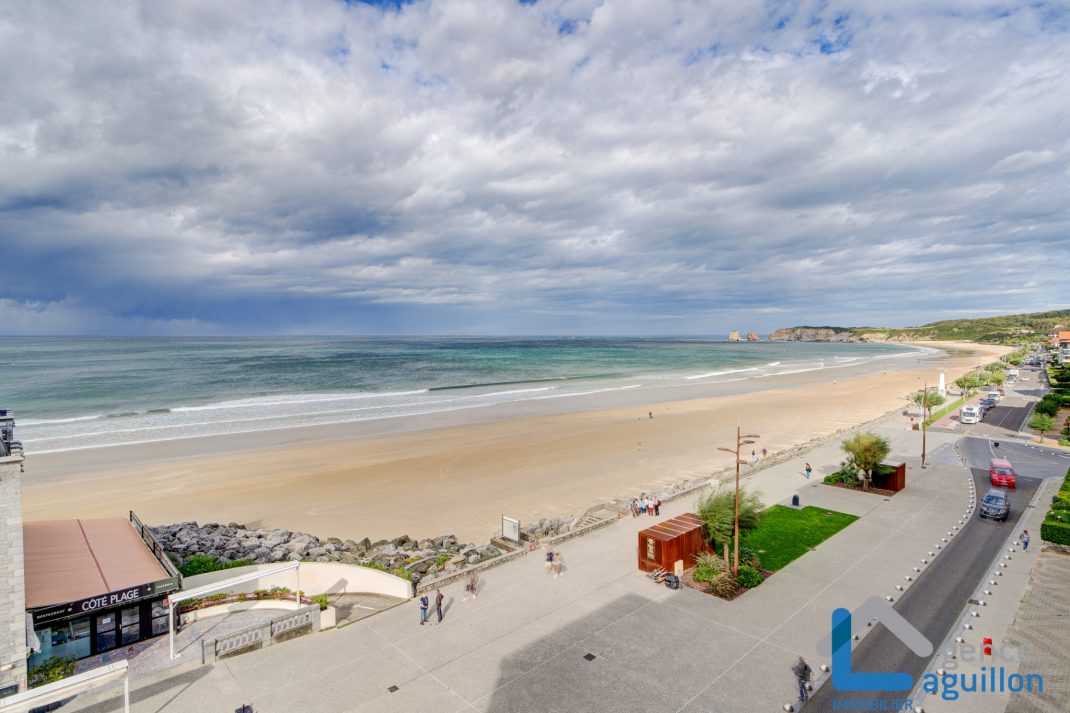 Frente el mar, primerísima linea de playa, vistas y sol!!Ubicado en una 5 planta con ascensor, apartamento con amplia terraza y vistas maravillosas...