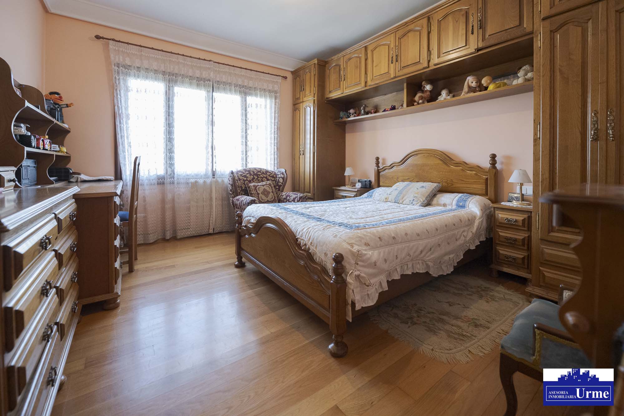 Próxima al ayuntamiento de Irún, villa individual en parcela de 700m2.Dos plantas de 90m2, jardín balcón garaje, txoko. Infórmate!!!