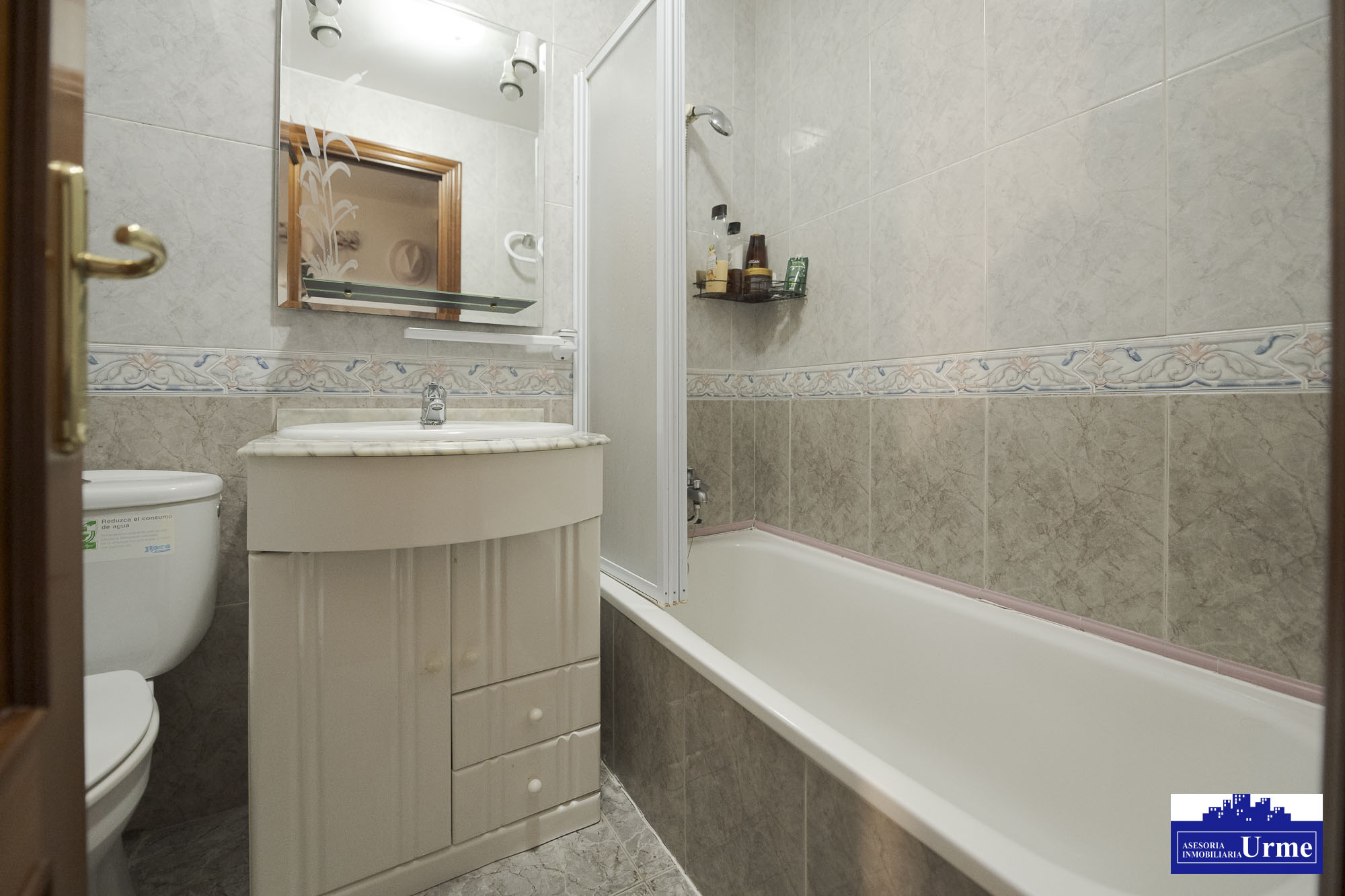 Junto al ascensor del ayuntamiento. Vivienda en ultima planta con ascensor. Alquilada actualmente. Infórmate!