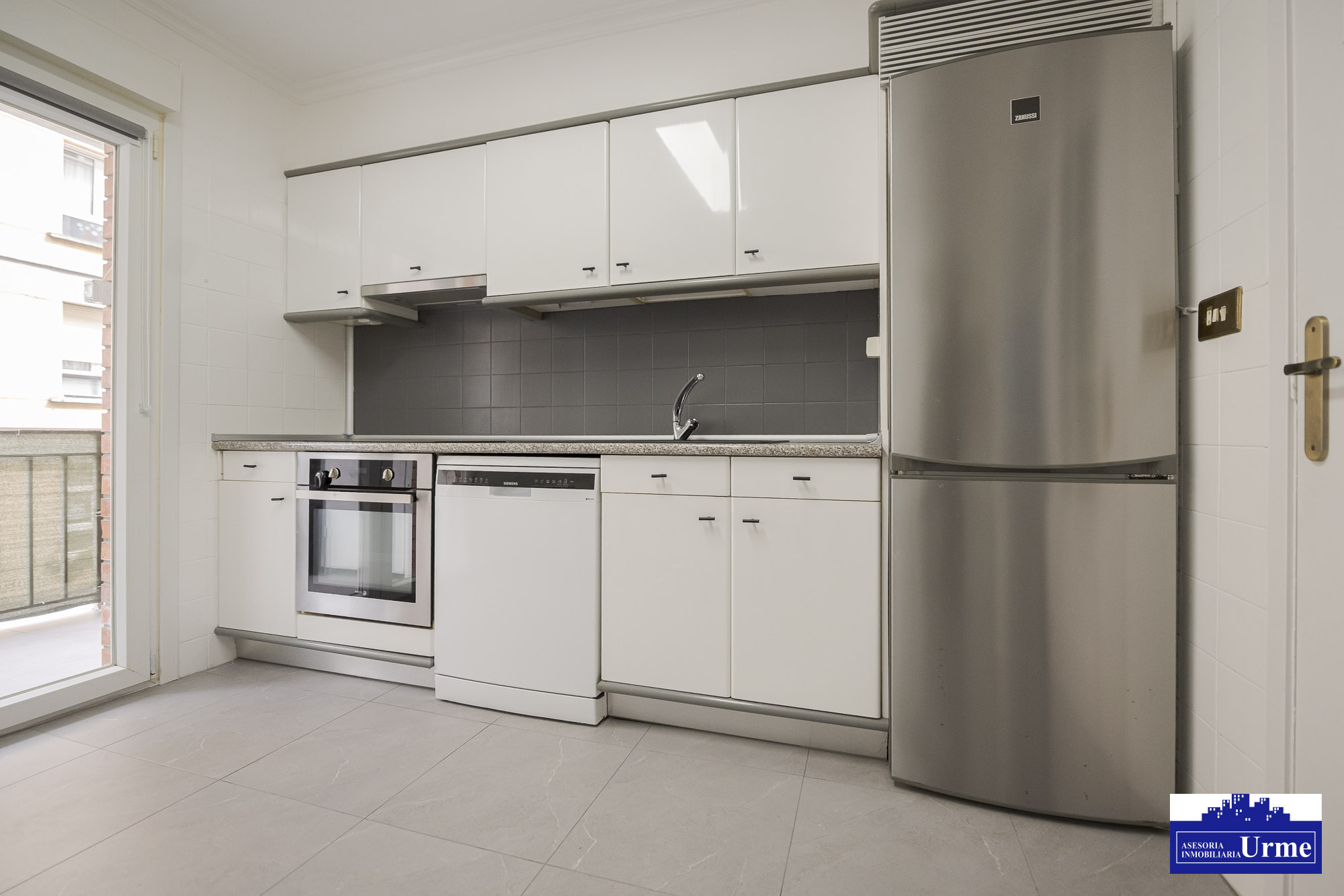 Vivienda amueblada, comoda y funcional, en zona tranquila, proximidad bus, polideportivo, comercio. 76m2+balcon, para entrar a vivir!!!