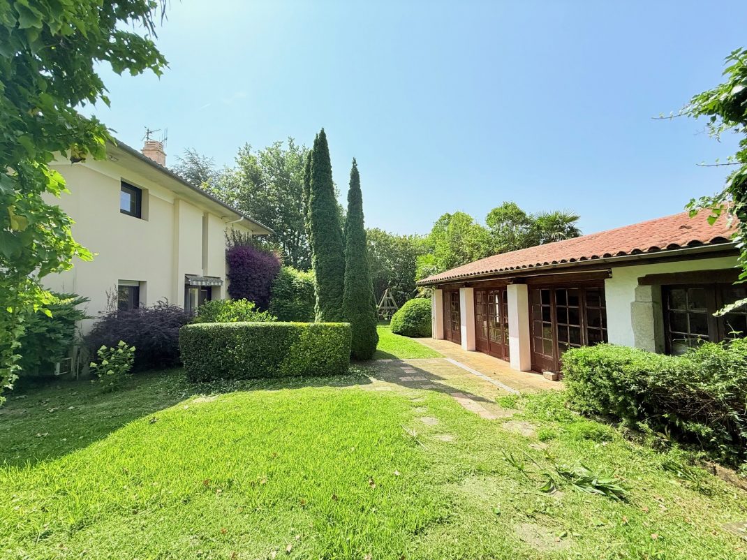 Villa de arquitecto en zona tranquila, elegante y funcional!!! ubicada cerca del Centro en una calle tranquila y sin salida. Ven a conocerla!!!