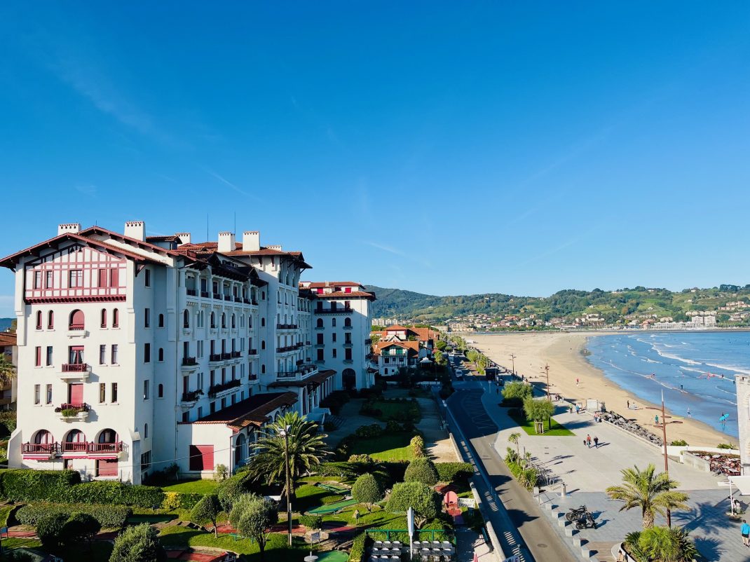 Frente el mar, primerísima linea de playa, vistas y sol!!Ubicado en una 5 planta con ascensor, apartamento con amplia terraza y vistas maravillosas...