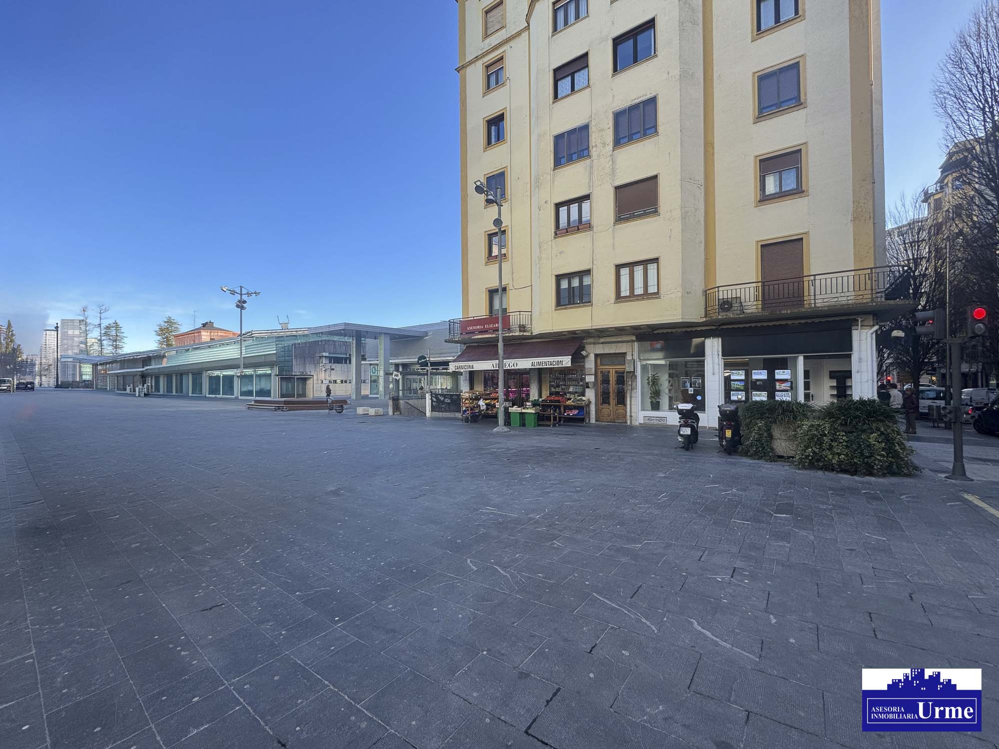 Ubicación ideal, en el centro frente al Mendibil, 2 habitaciones (posibilidad 3)gran salón, cocina a equipada y baño con ducha. A estrenar! infórmate